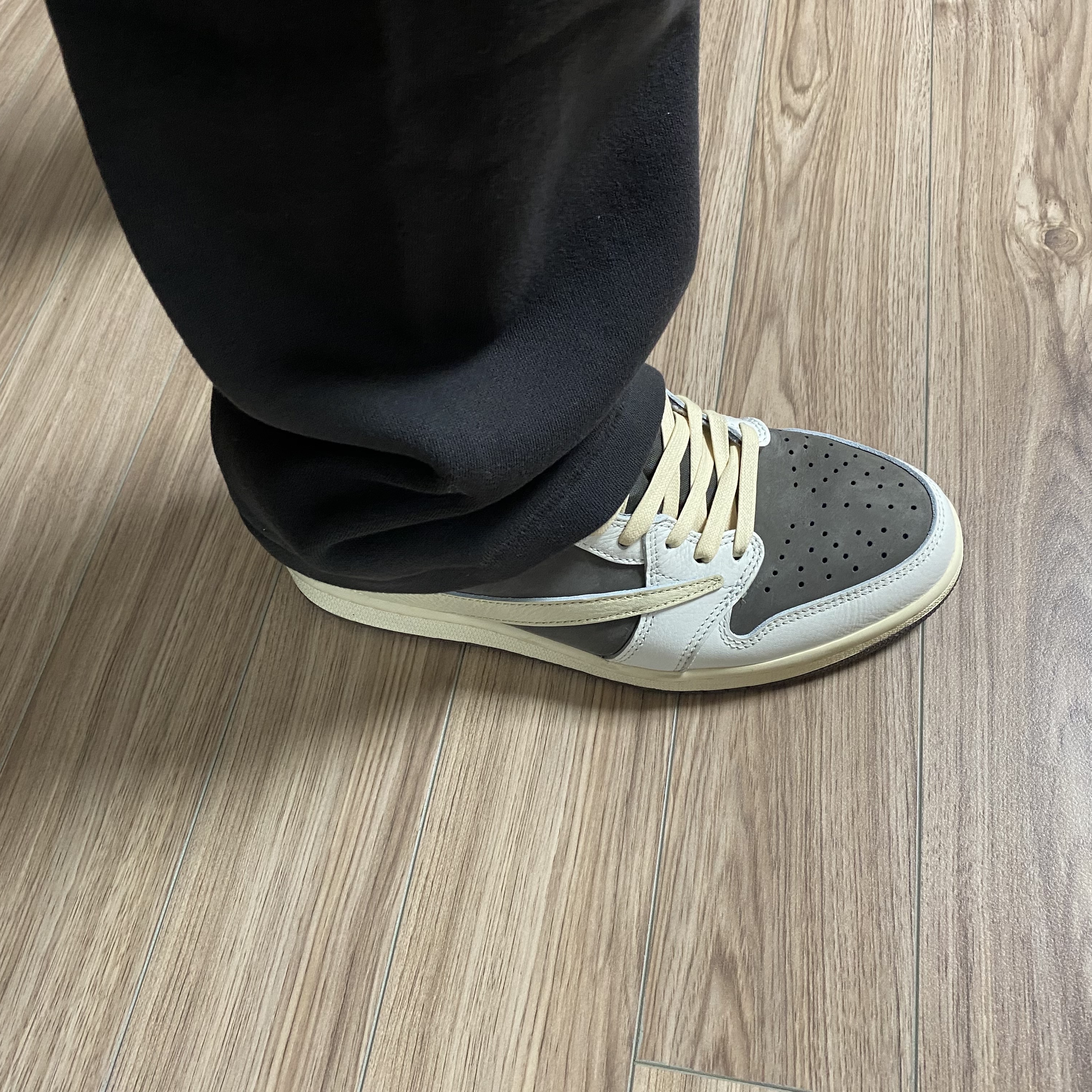 Essentials 1977 Relaxed Sweatpants Iron - 22SS, Jordan 1 x Travis Scott Retro Low OG SP Sail and Ridgerock 착용 스타일