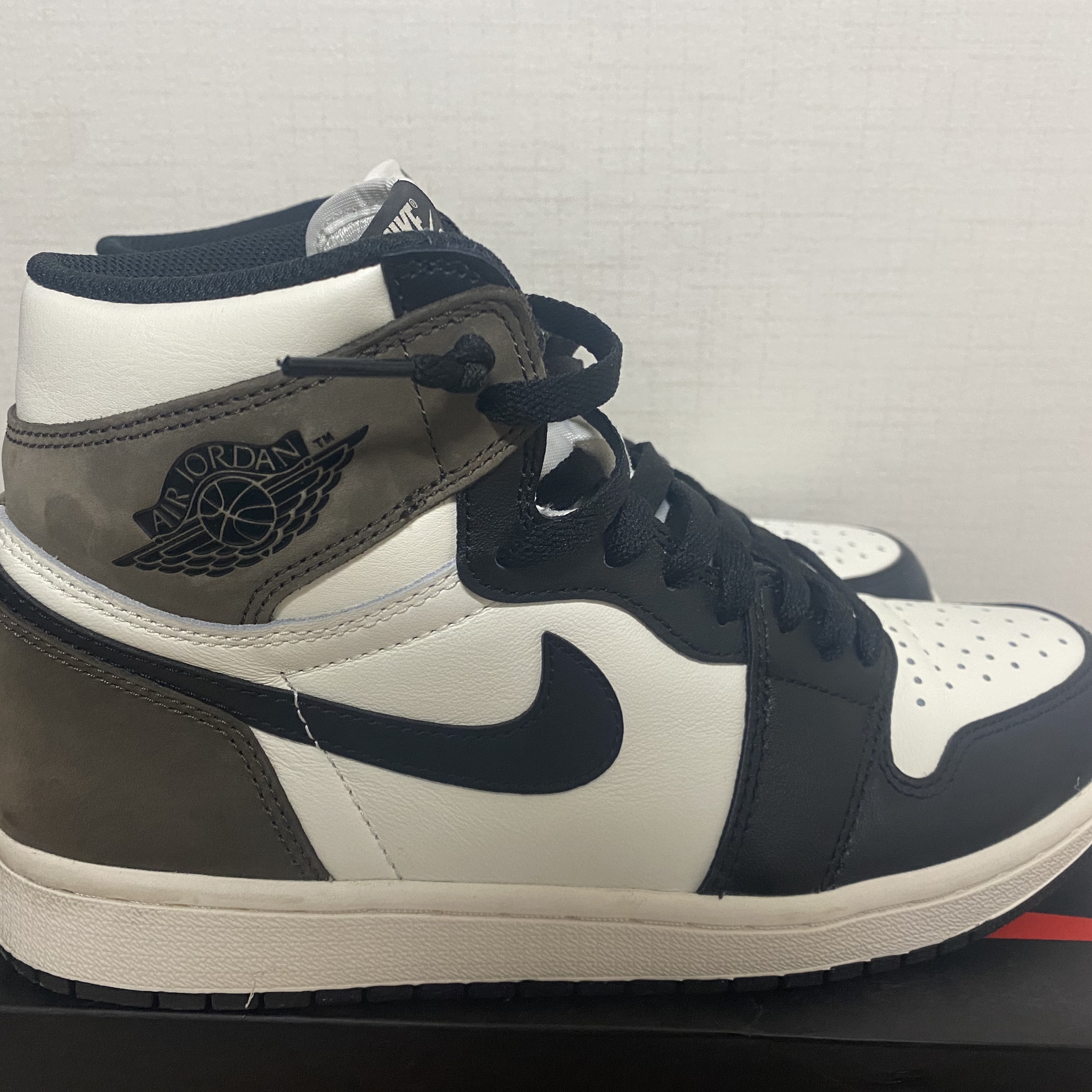 Jordan 1 Retro High OG Black Mocha 착용 스타일