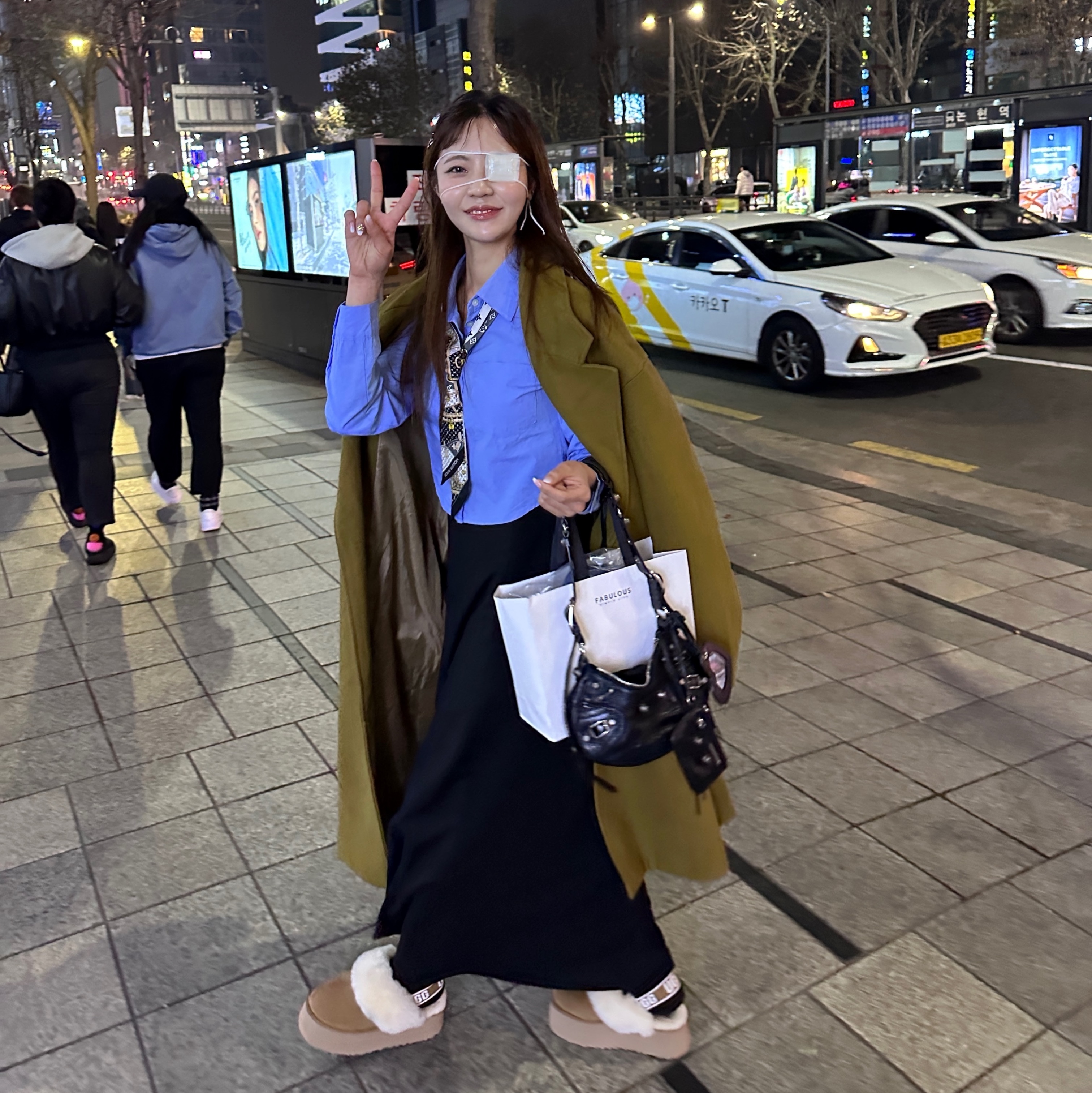 (W) Louis Vuitton Let's Go BB Bandeau Black, Balenciaga Arena Lambskin Le Cagole XS Shoulder Bag Black 착용 스타일 - 2