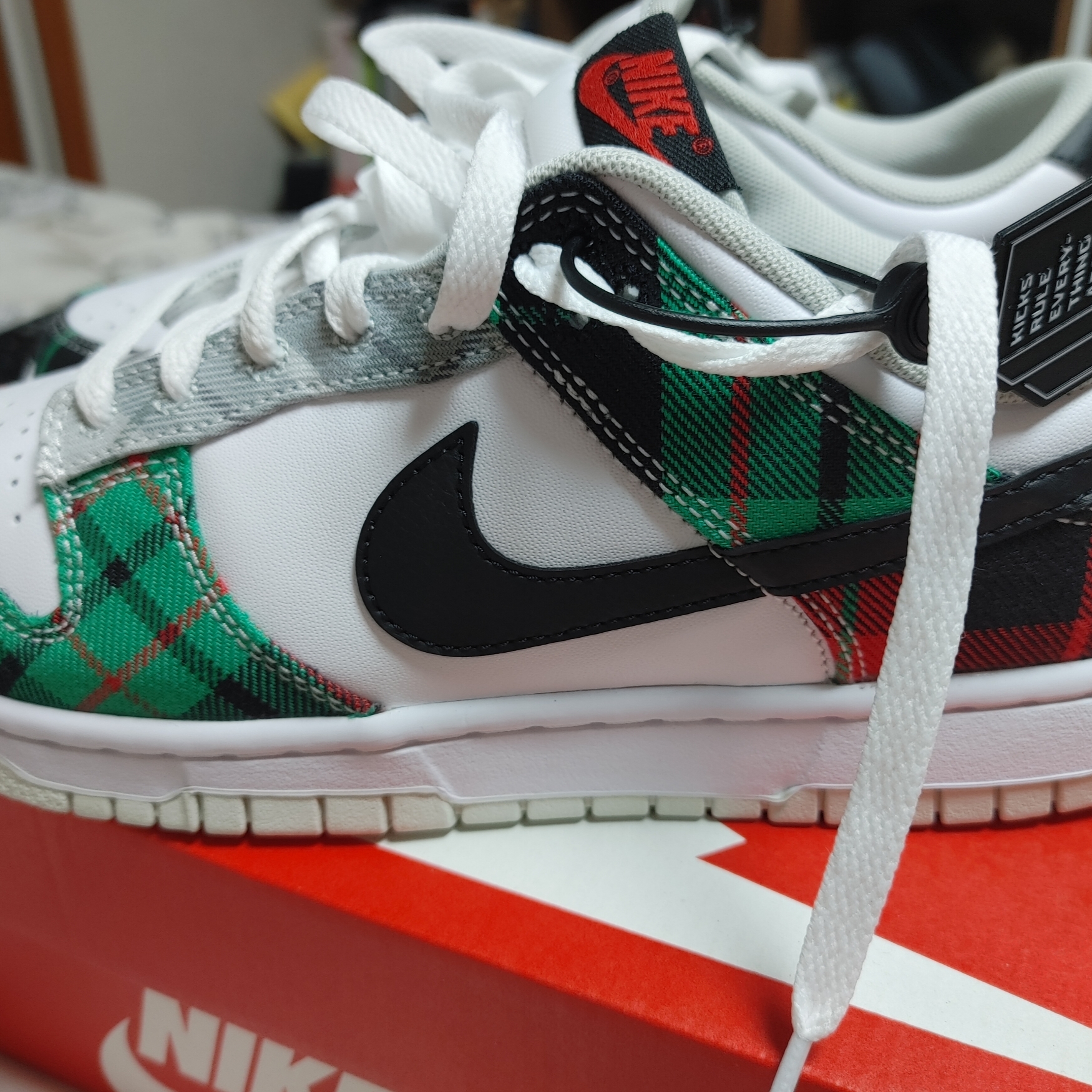 Nike Dunk Low Retro PRM White and Black 착용 스타일 - 2