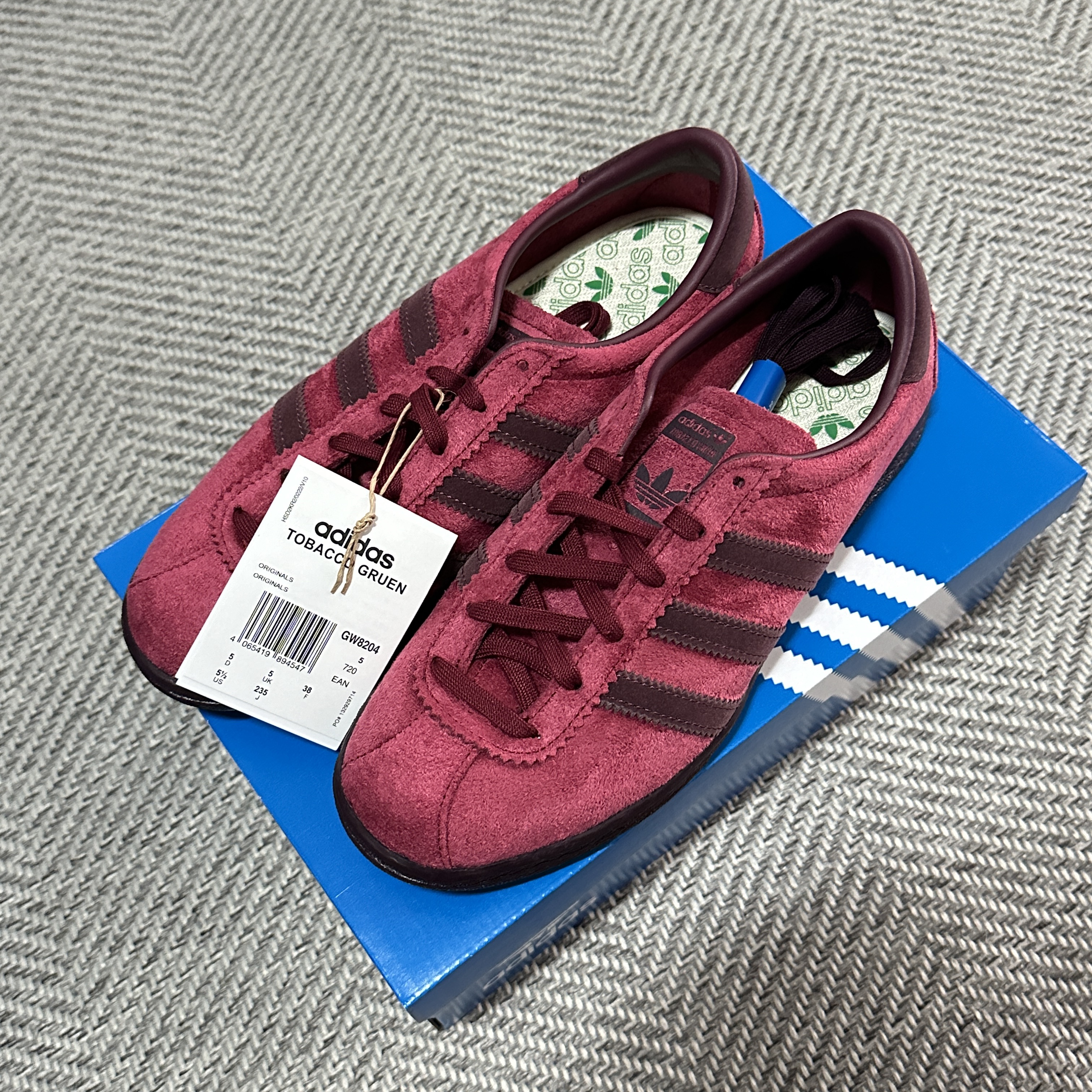 Adidas Tobacco Gruen Collegiate Burgundy 착용 스타일