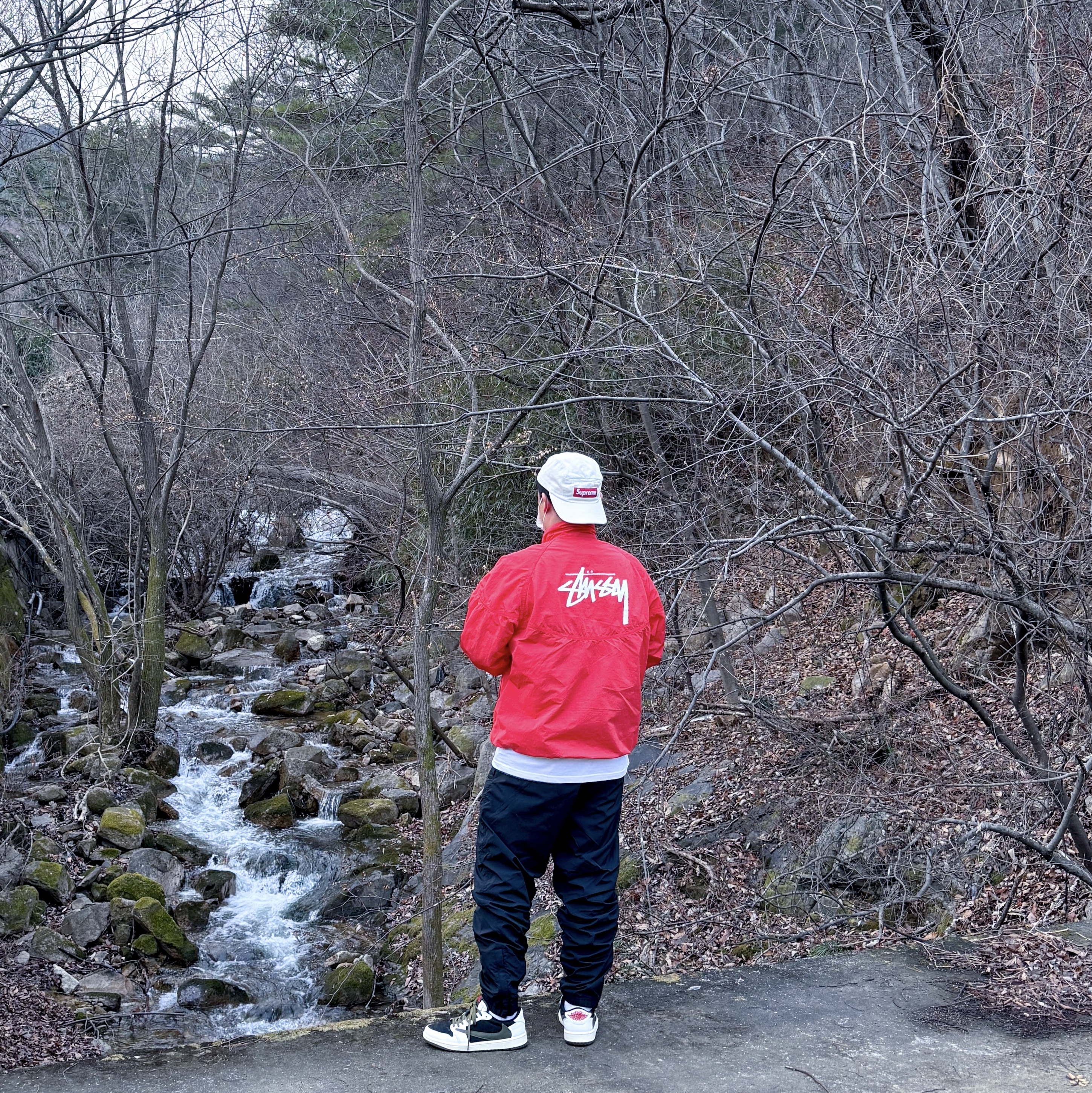 (W) Jordan 1 x Travis Scott Retro Low OG SP Medium Olive, Nike x Stussy Windrunner Jacket Habanero Red 착용 스타일