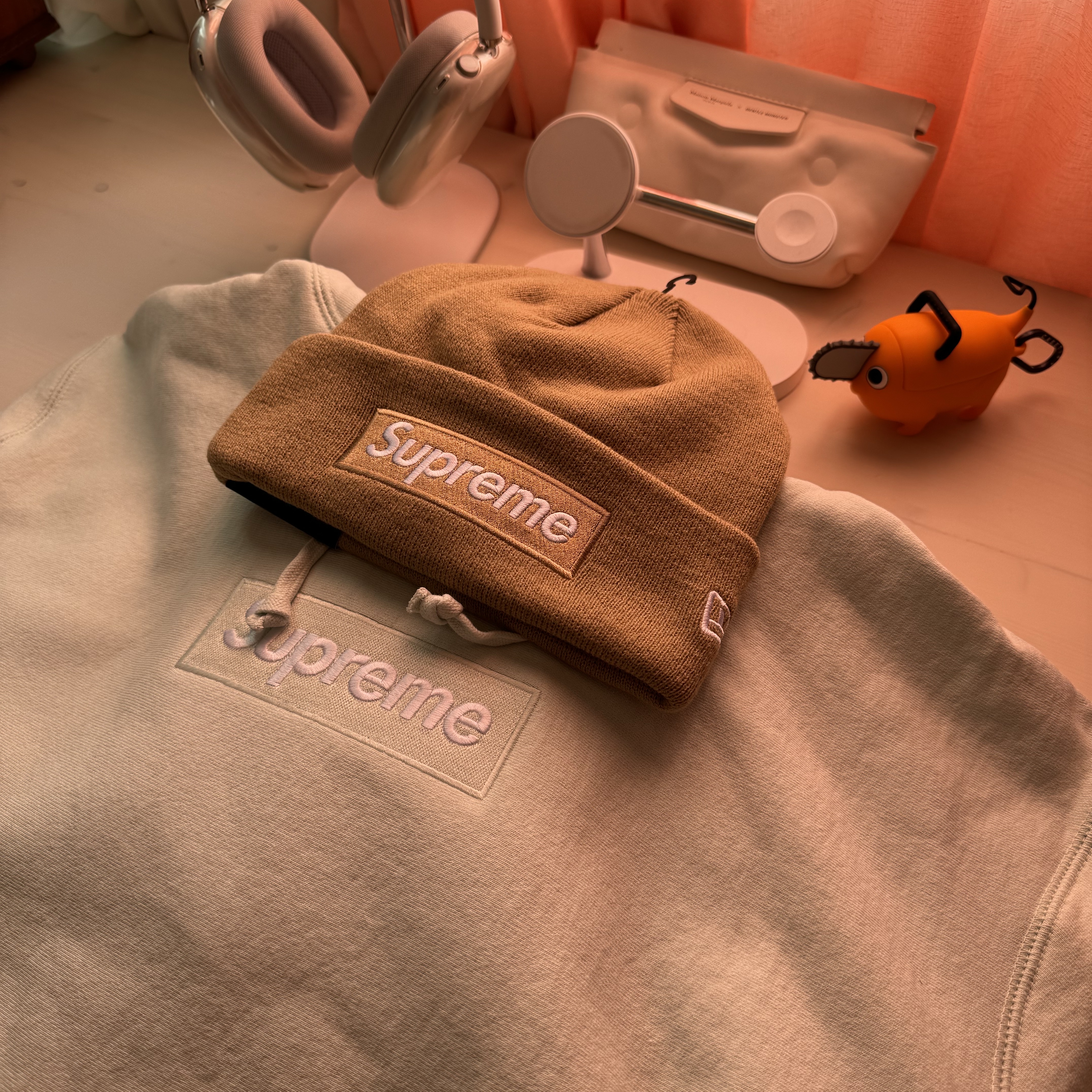 Supreme Box Logo Hooded Sweatshirt Light Green - 23FW, Supreme New Era Box Logo Beanie Dark Sand - 23FW 착용 스타일 - 3