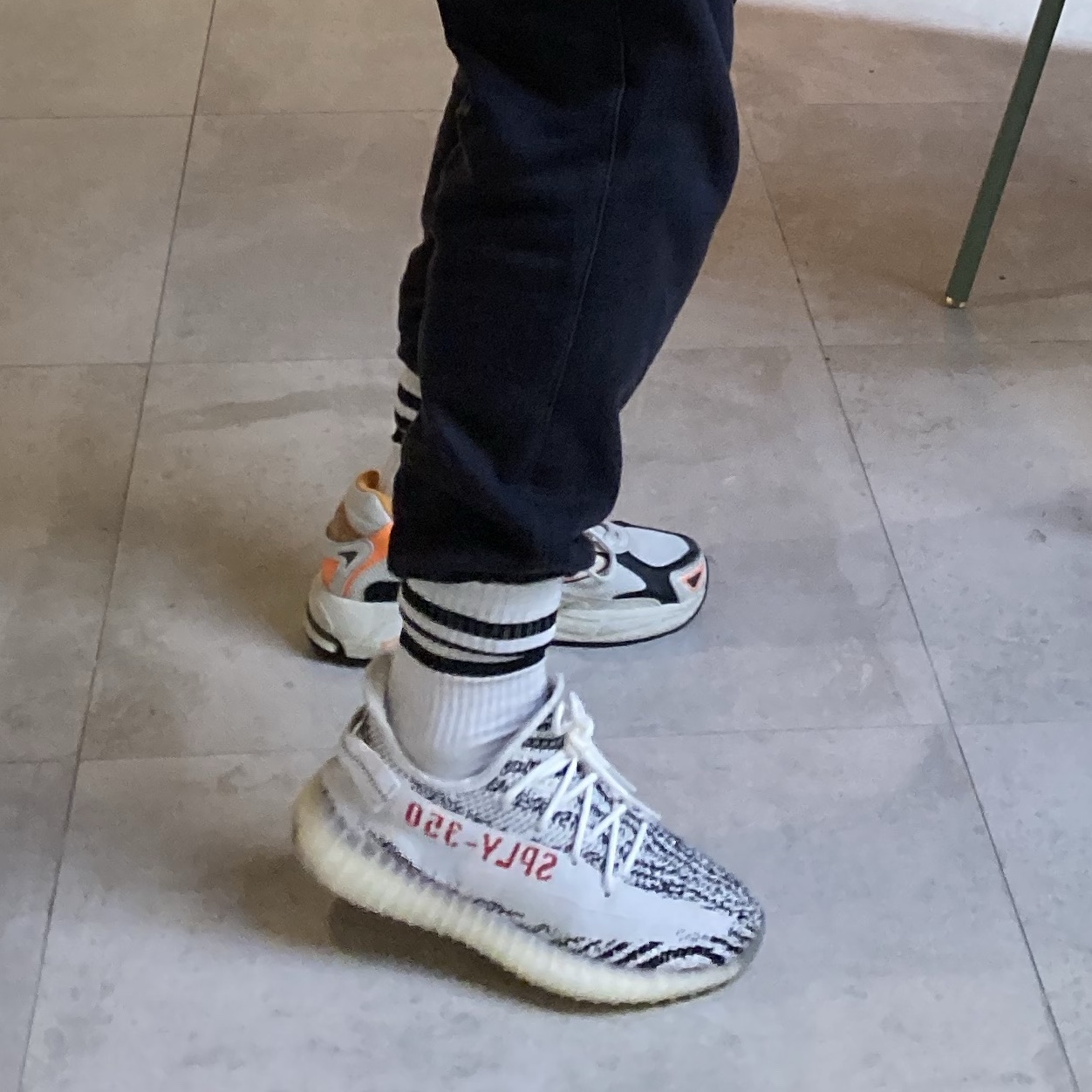 Adidas Yeezy Boost 350 V2 Zebra 2022/2023 착용 스타일