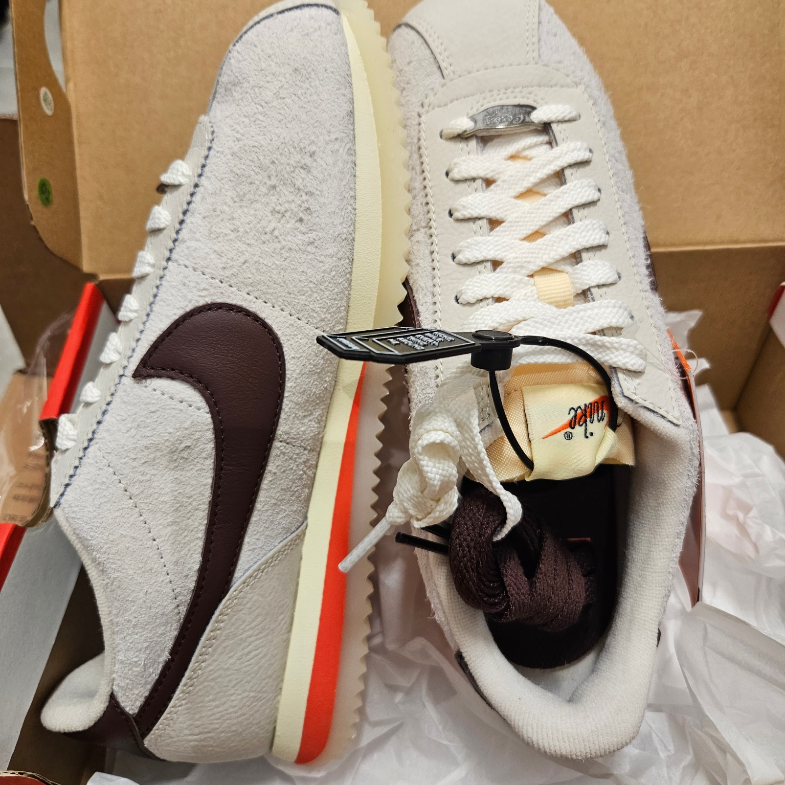 (W) Nike Cortez 23 Orewood Brown and Earth 착용 스타일 - 2