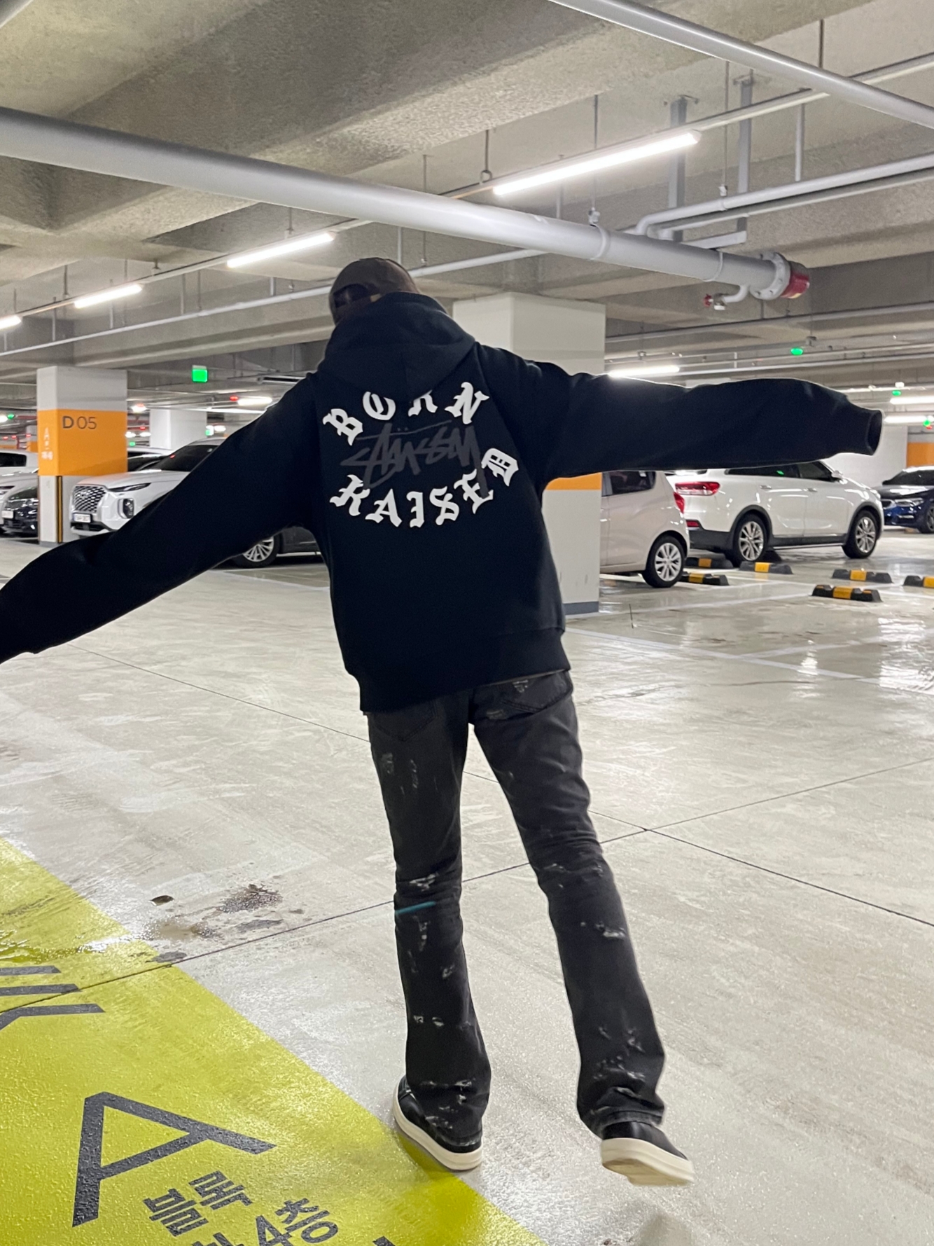 Rick Owens Luxor Vintage Sneakers Black Milk, Stussy x Born X Raised Logo Zip Hoodie Black 착용 스타일 - 2
