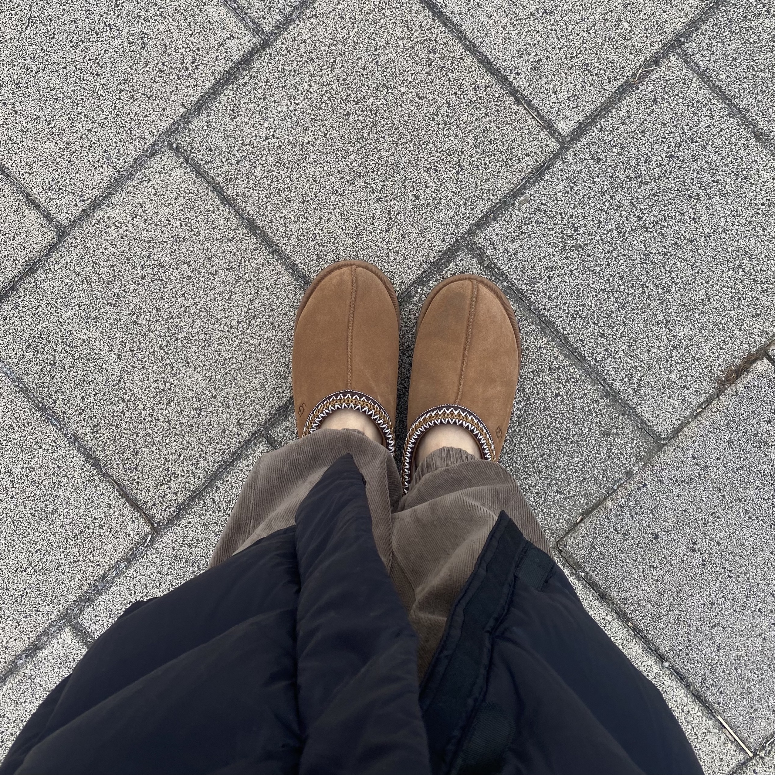 (W) UGG Tasman Slipper Chestnut 착용 스타일