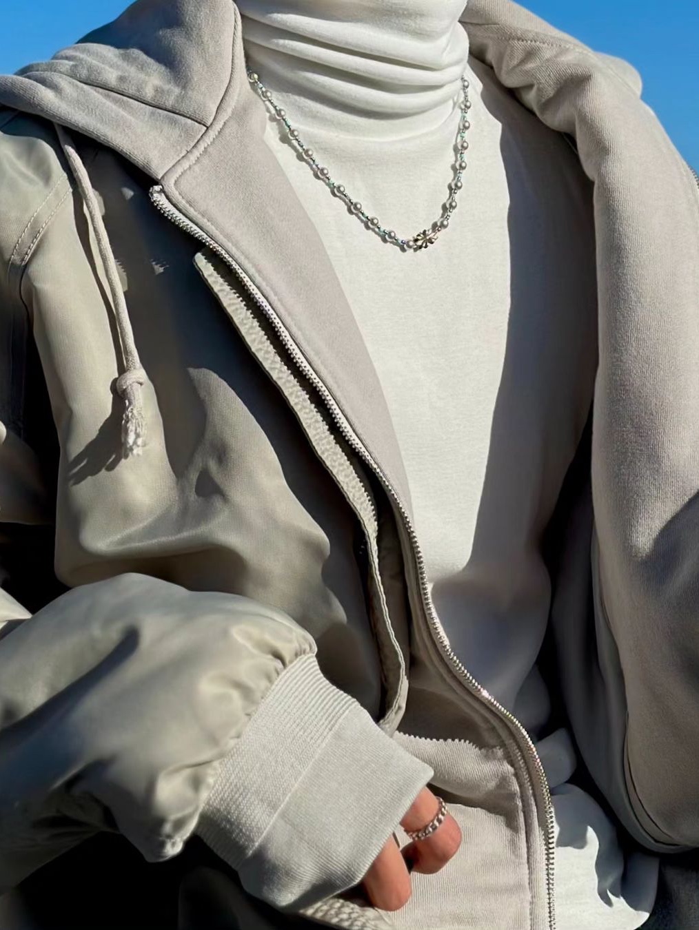 Scudo Dust Grey Pearl Blue Necklace 착용 스타일 - 2