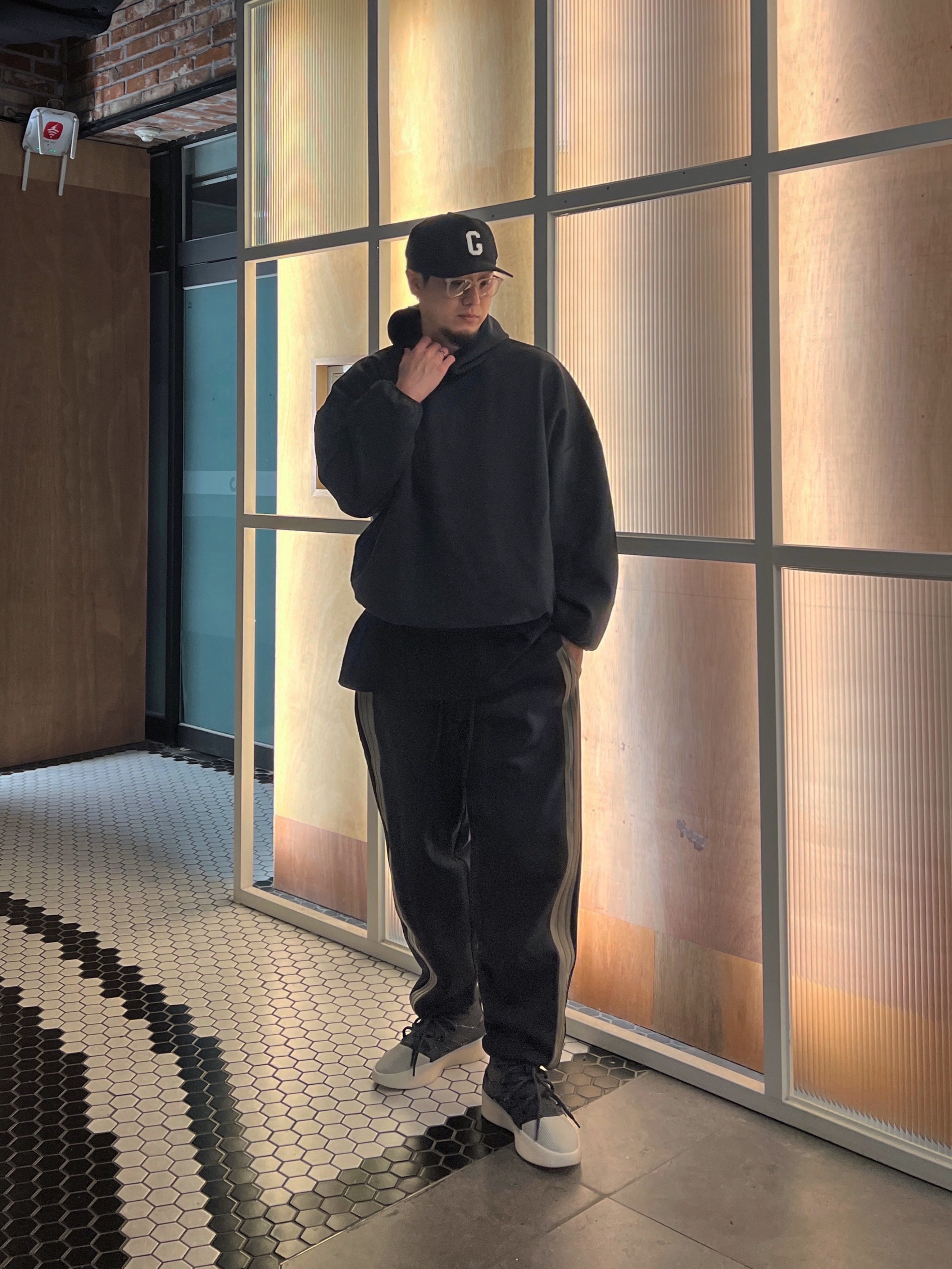 Adidas x Fear of God Athletics Suede Fleece Hoodie Black - KR Sizing, Adidas x Fear of God Athletics Suede Fleece Sweatpants Black - US Sizing 착용 스타일