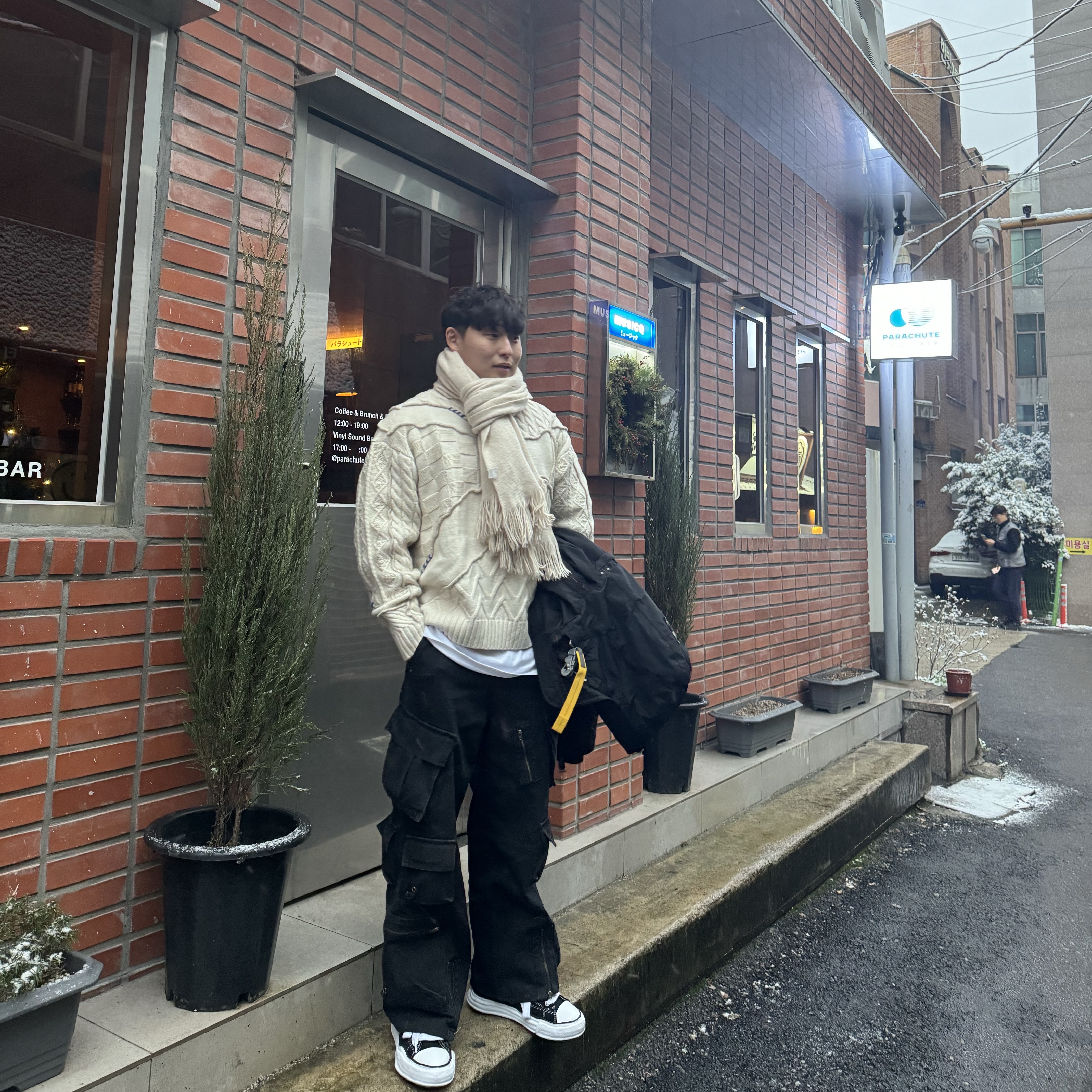 Zara x Ader Error Patchwork Oversize Knit Sweater Cream, ParaJumpers Gobi Short Jacket Black - 23FW 착용 스타일 - 3