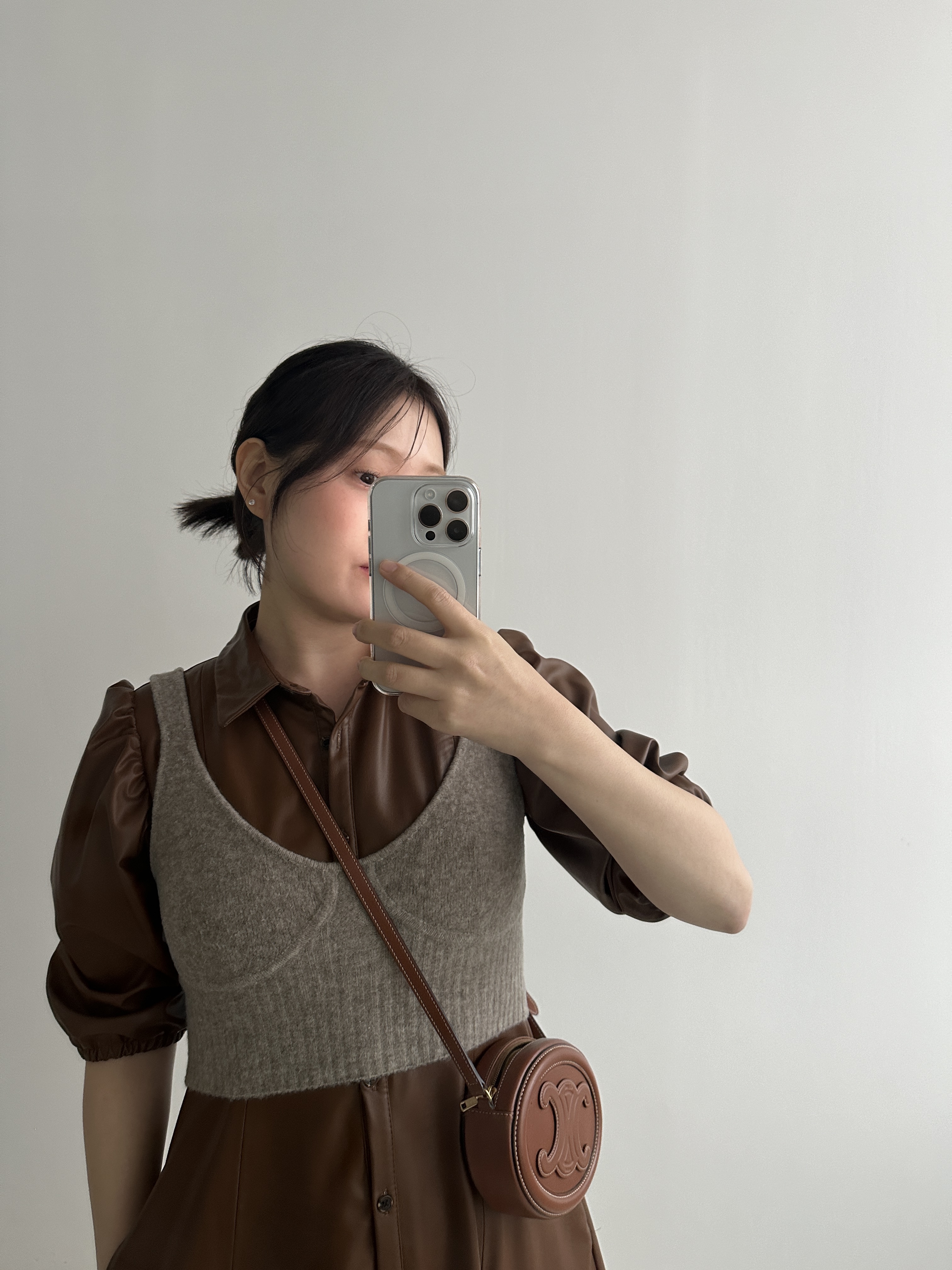 Celine Crossbody Oval Purse Cuir Triomphe in Smooth Calfskin Tan 착용 스타일 - 1