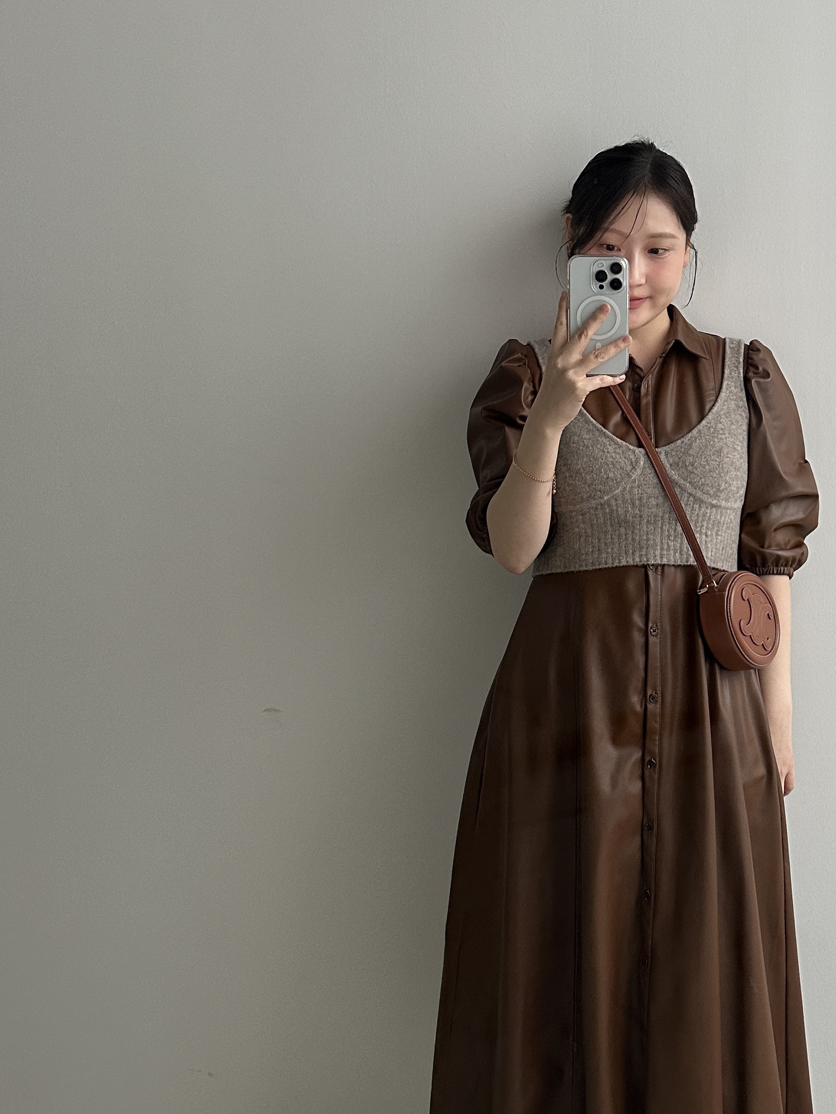 Celine Crossbody Oval Purse Cuir Triomphe in Smooth Calfskin Tan 착용 스타일 - 4