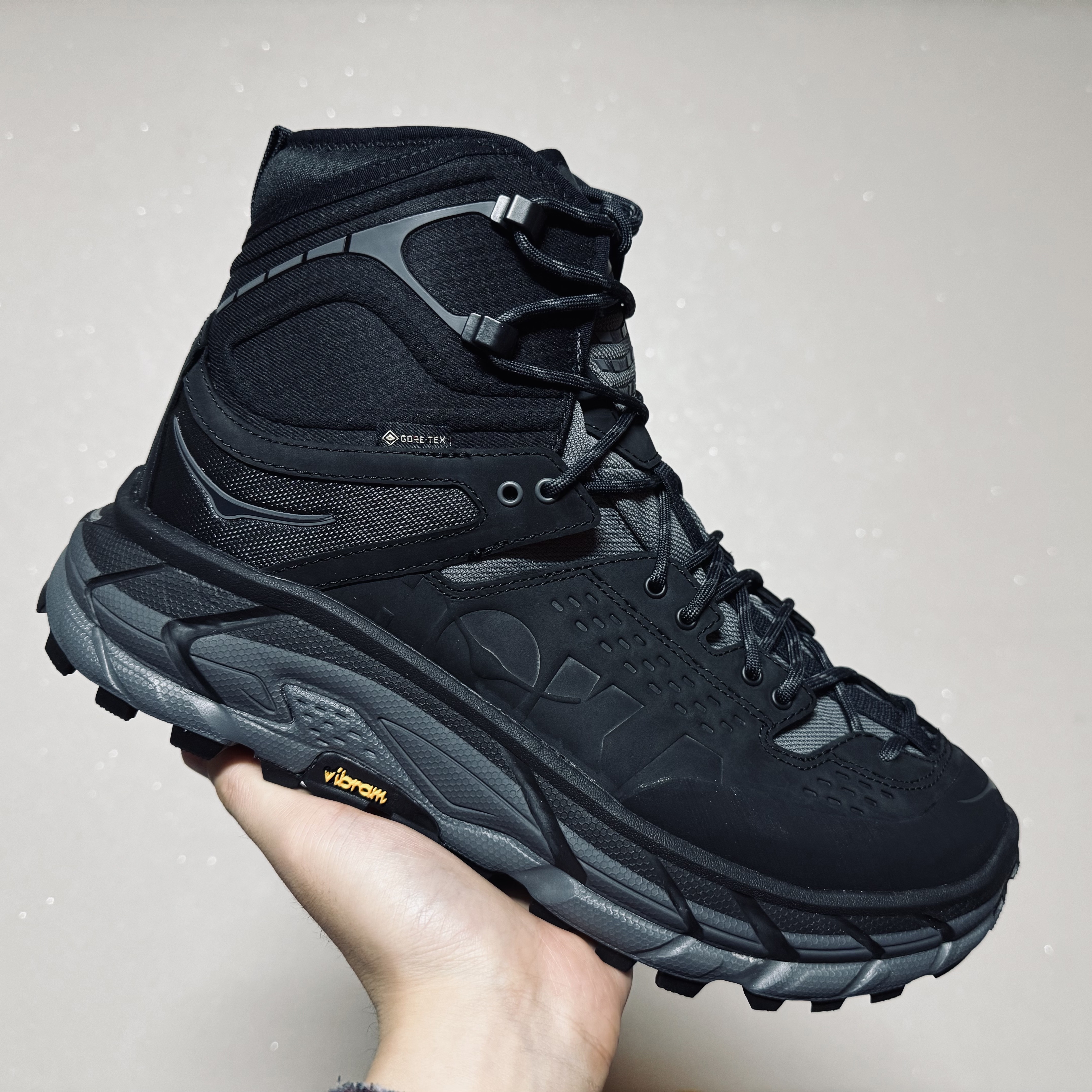 Hoka Tor Ultra High Black Castlerock 착용 스타일