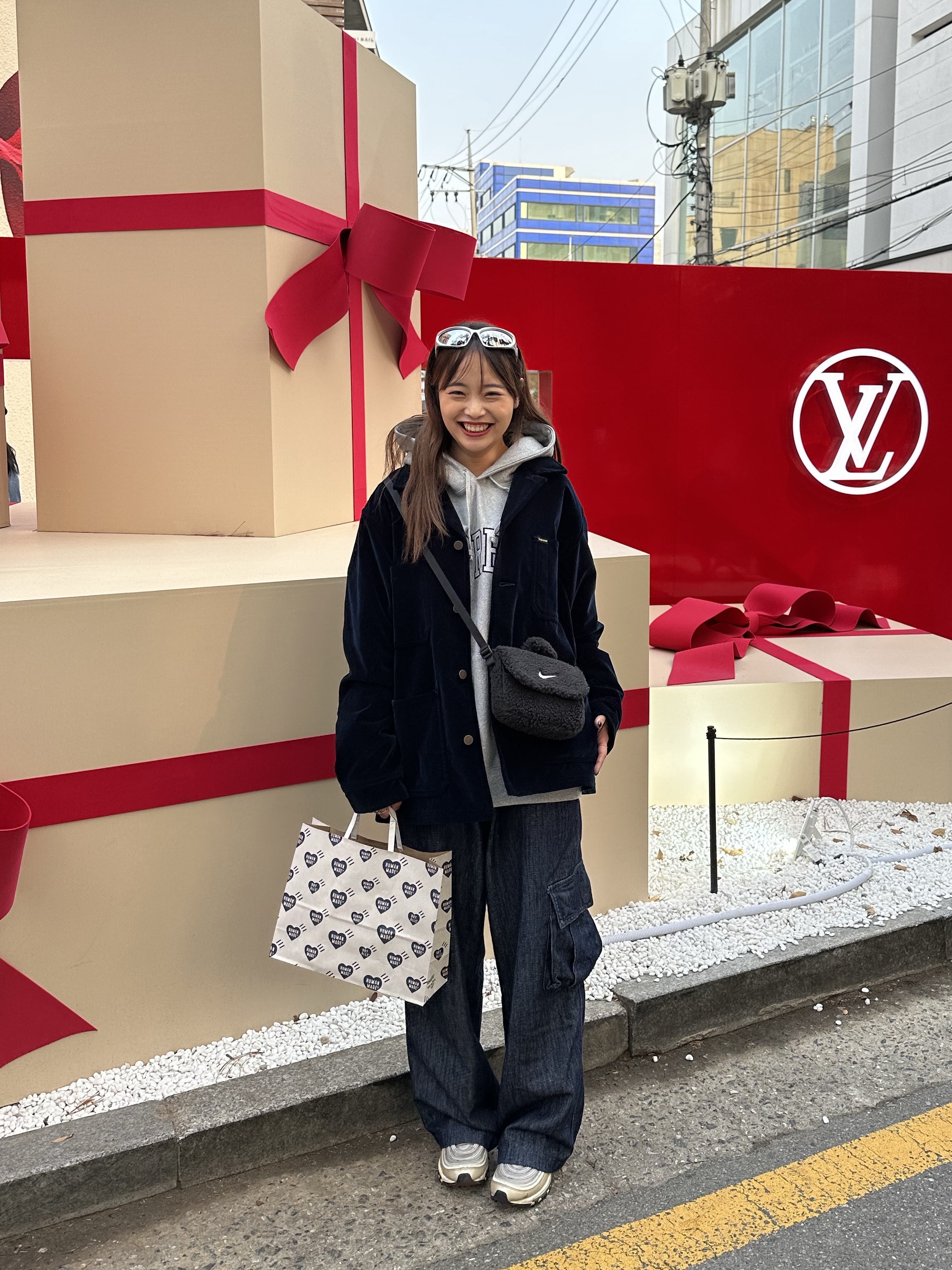 (Kids) Nike NSW Faux Fur Crossbody Bag Black, Balenciaga Swift Oval Sunglasses Silver 착용 스타일 - 2