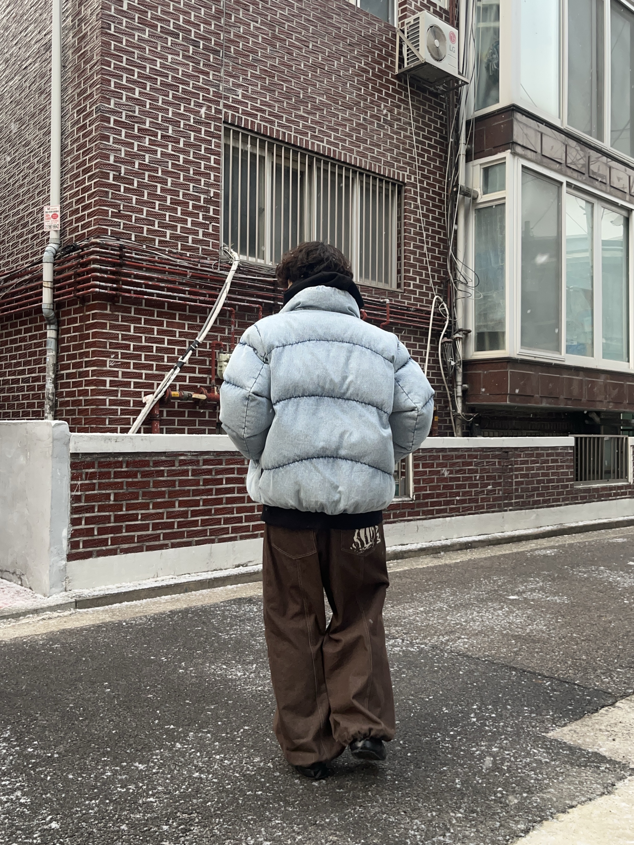 [KREAM 단독] 사파리스팟 베이직 사파리 후드 블랙, 노스페이스 써모볼 트랙션 뮬 V 블랙 착용 스타일 - 2