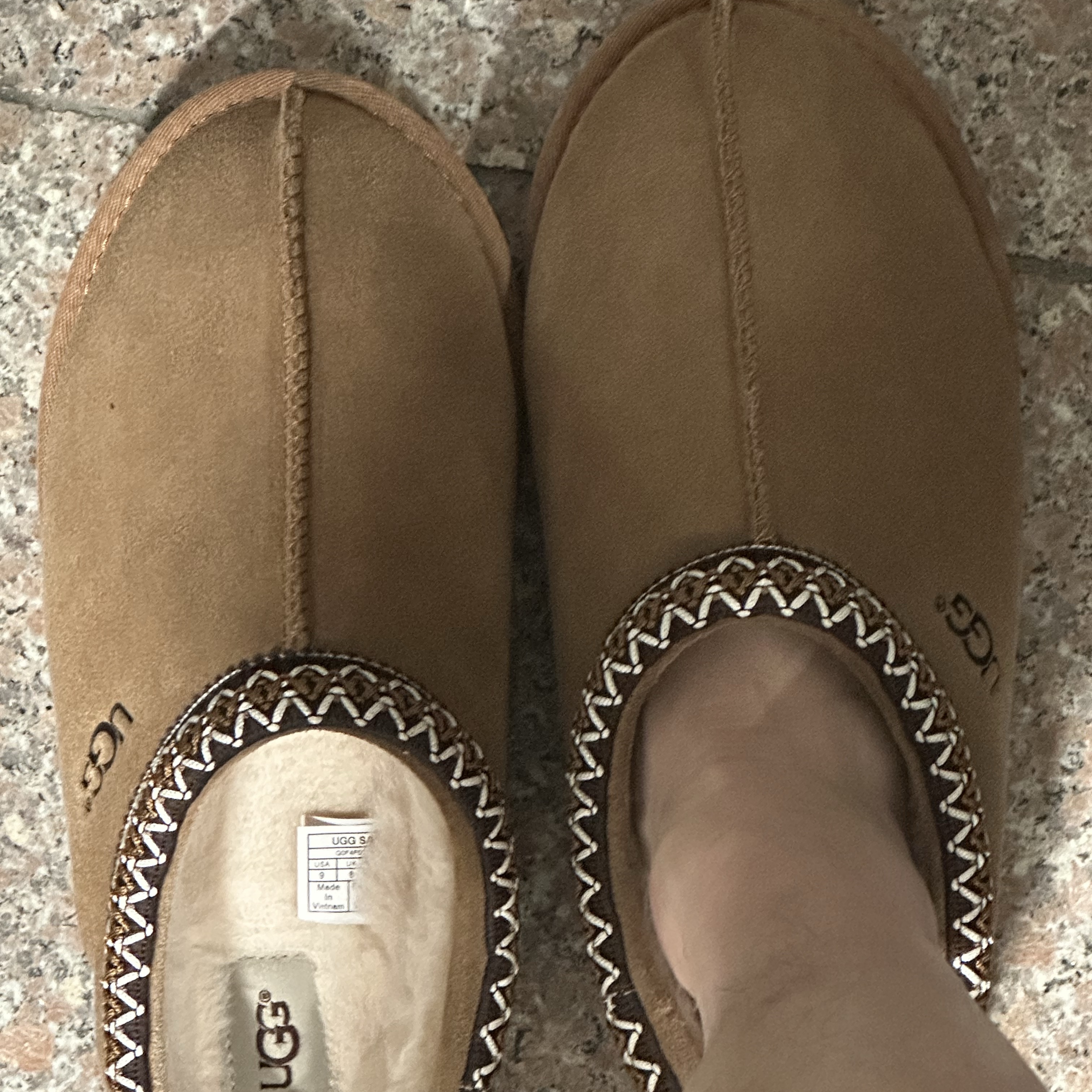 UGG Tasman Slipper Chestnut 착용 스타일