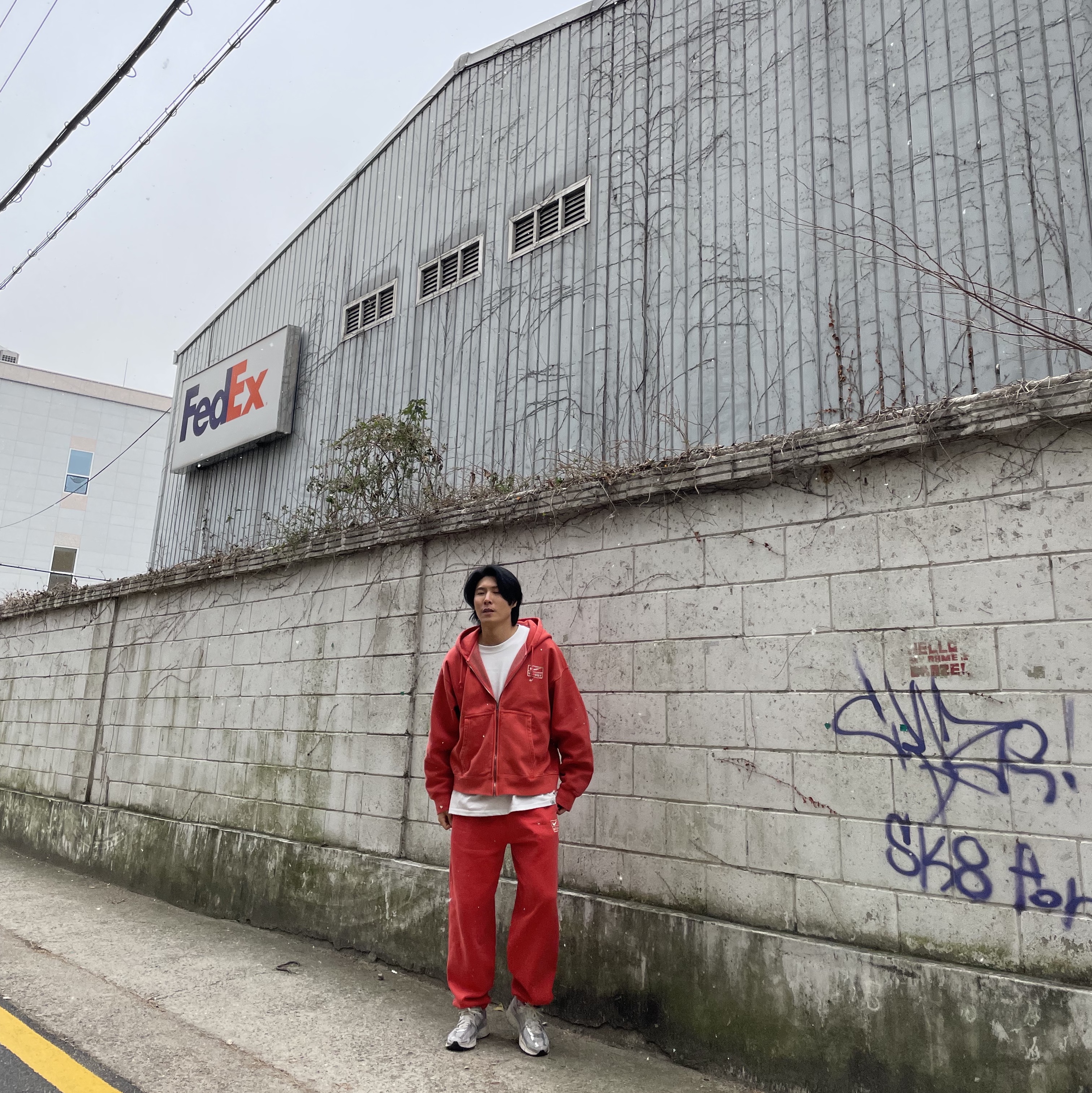 Nike x Stussy Pigment Dyed Fleece Pants Habanero Red (FJ9157-642), Nike x Stussy Full Zip Pigment Dyed Fleece Hoodie Habanero Red (FJ9161-642) 착용 스타일 - 4