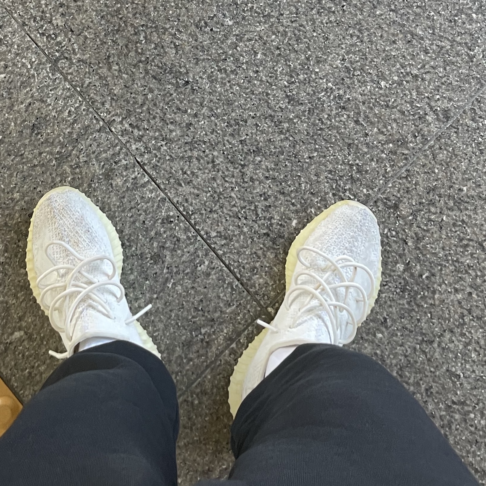 Adidas Yeezy Boost 350 V2 Cream/Triple White 착용 스타일