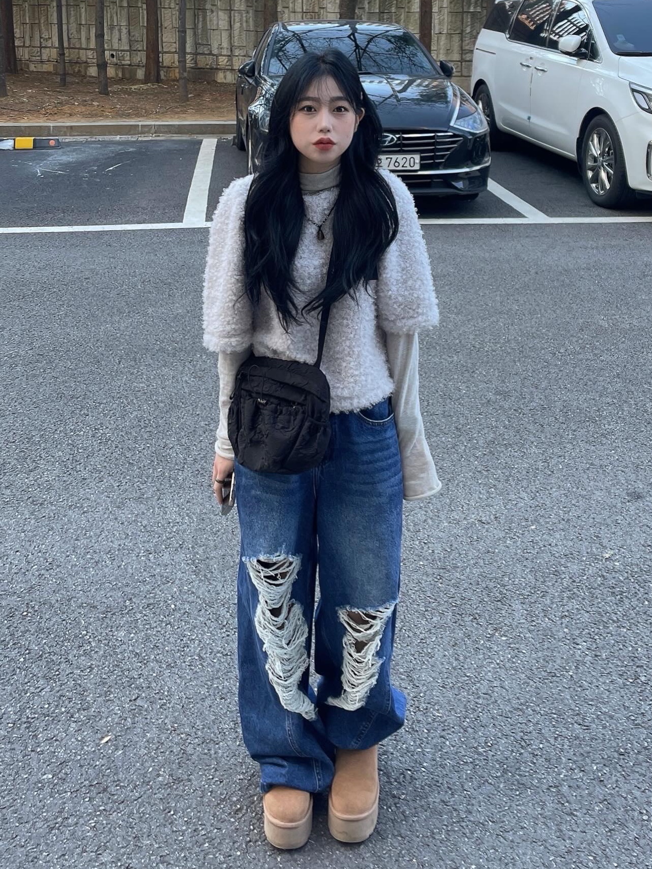 Millo Women Curved Damage Wide Jeans Deep Blue 착용 스타일 - 1