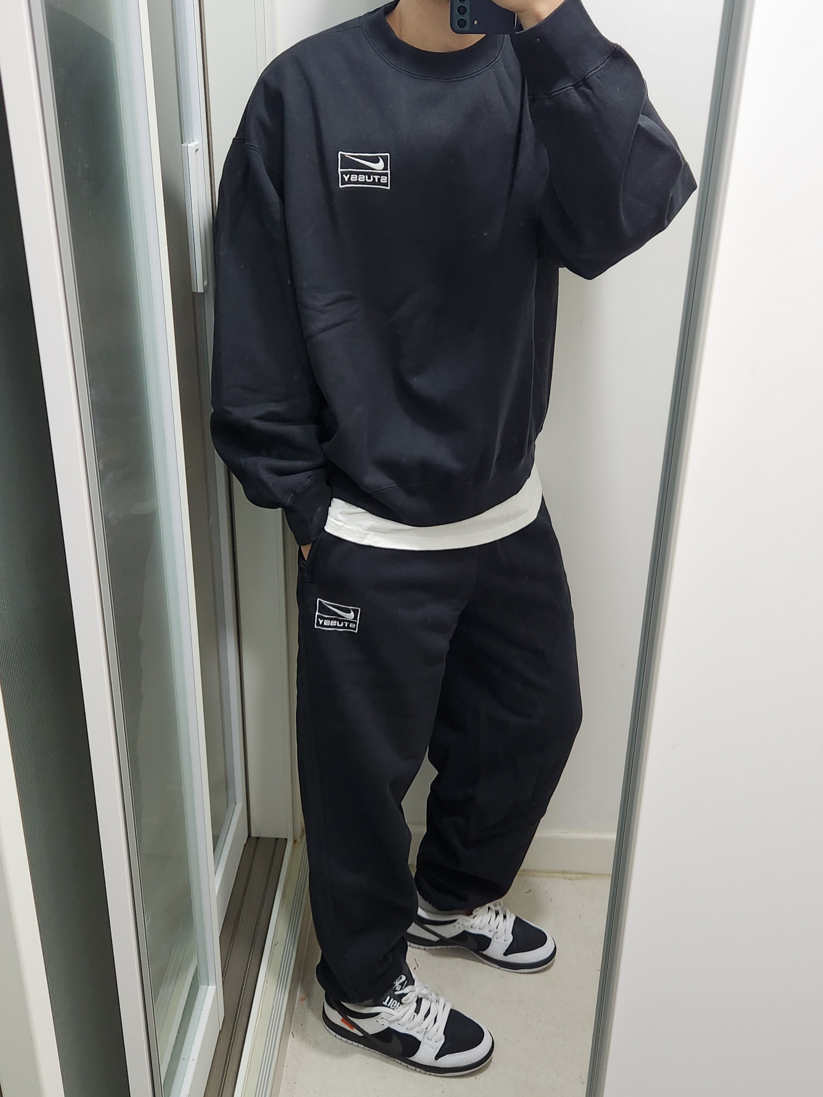 나이키 x 스투시 NRG 워시드 플리스 크루넥 블랙 (DO5310-010), 나이키 x 스투시 워시드 플리스 팬츠 블랙 (FN5235-010) 착용 스타일