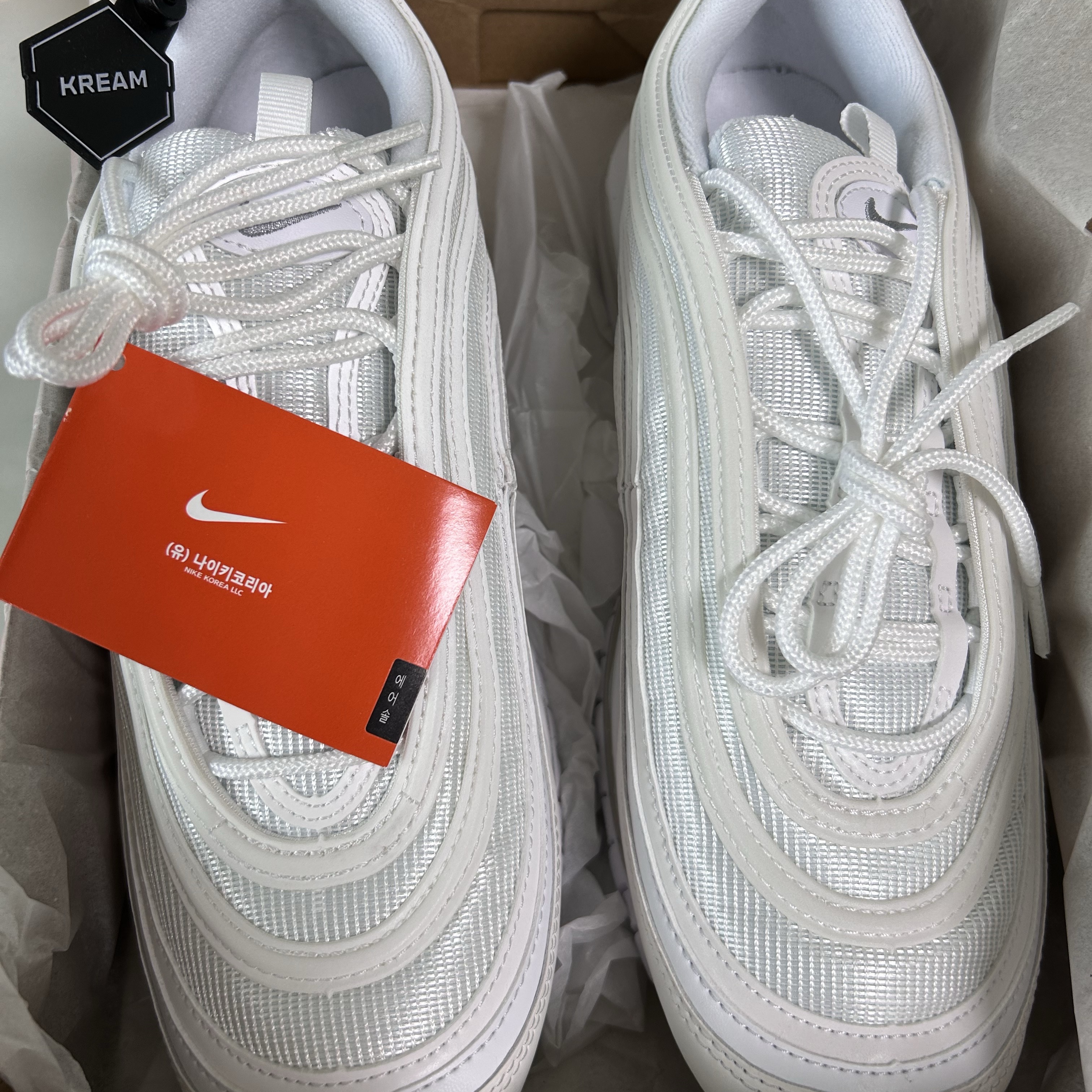 Nike Air Max 97 Triple White Wolf Grey 착용 스타일 - 2