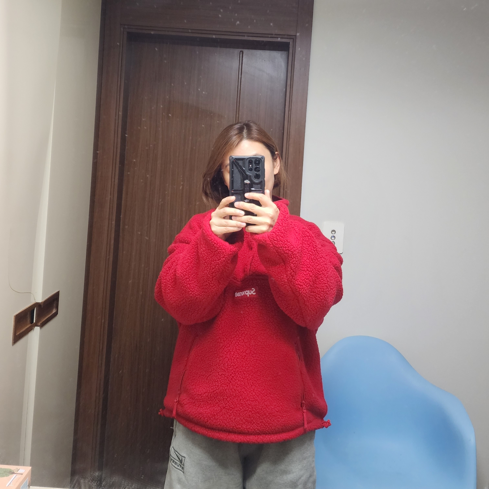 Supreme Polartec Shearling Reversible Pullover Red - 23FW, Nike x Stussy NRG Fleece Pants Dark Grey Heather (DO9340-063) 착용 스타일 - 2