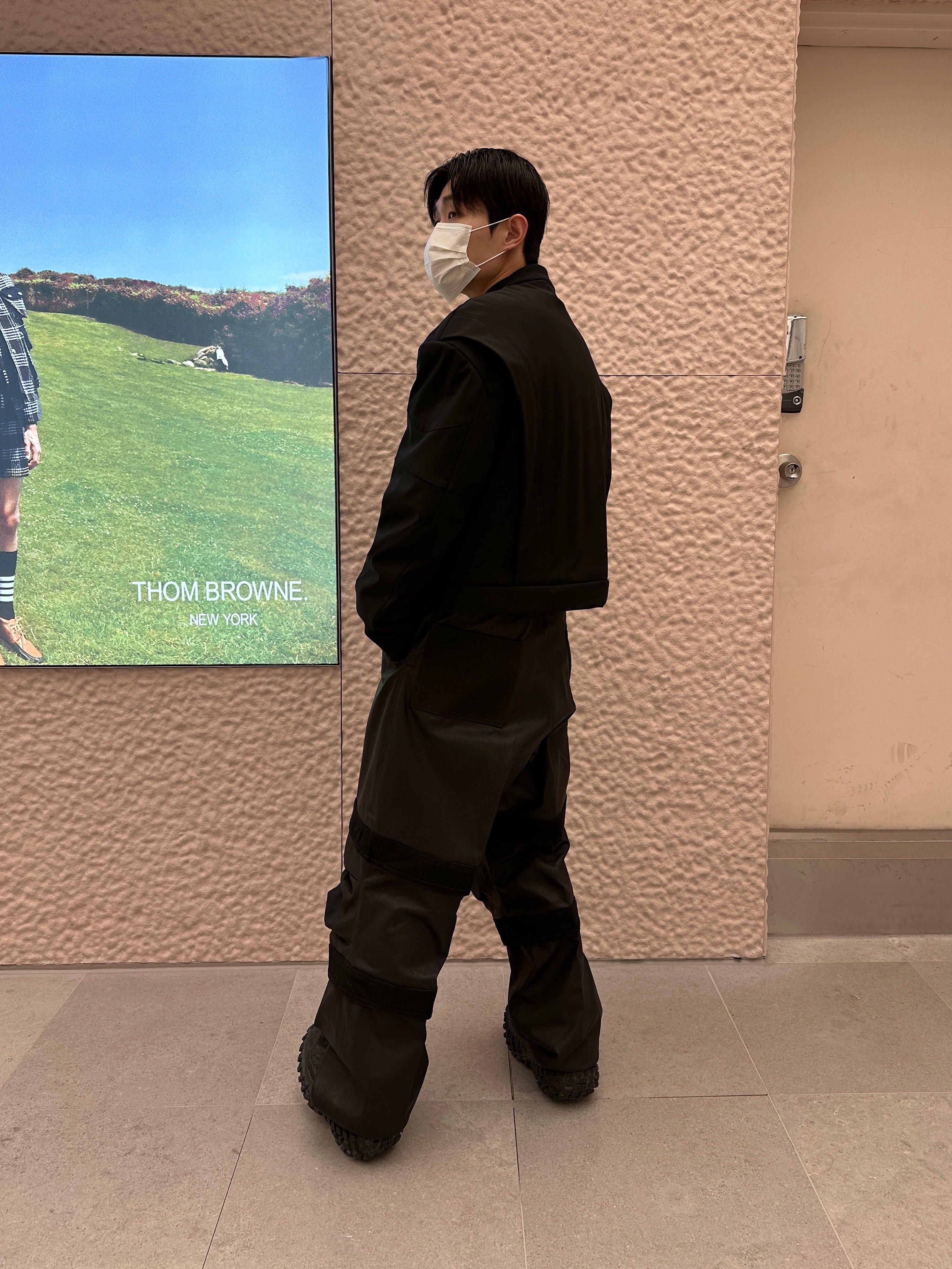 Farfromwhat Far Layered Work Pants Coated Black, Nonnod SS Cropped Rider Jacket Matt Black 착용 스타일 - 2