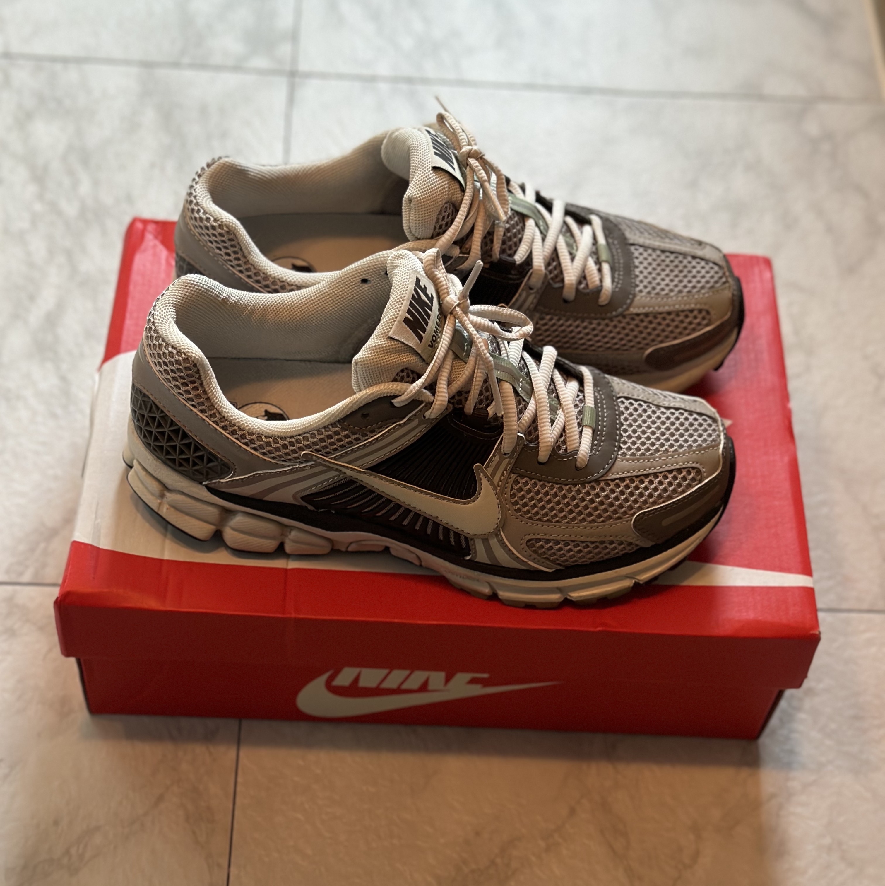 (W) Nike Zoom Vomero 5 Cobblestone and Flat Pewter 착용 스타일
