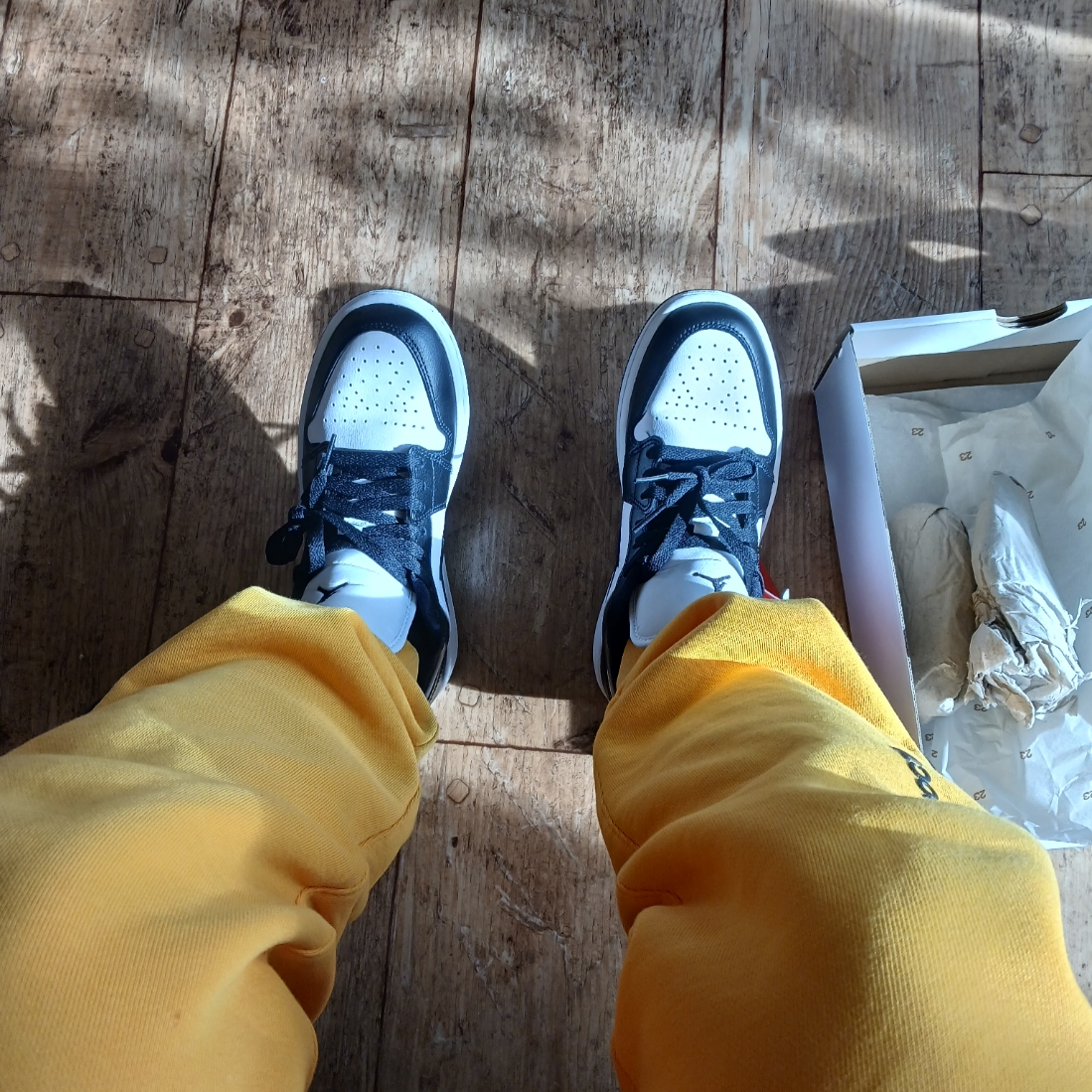 (W) Jordan 1 Low Black and White, Nike x Drake Nocta Fleece Pants University Gold - US/EU 착용 스타일 - 2