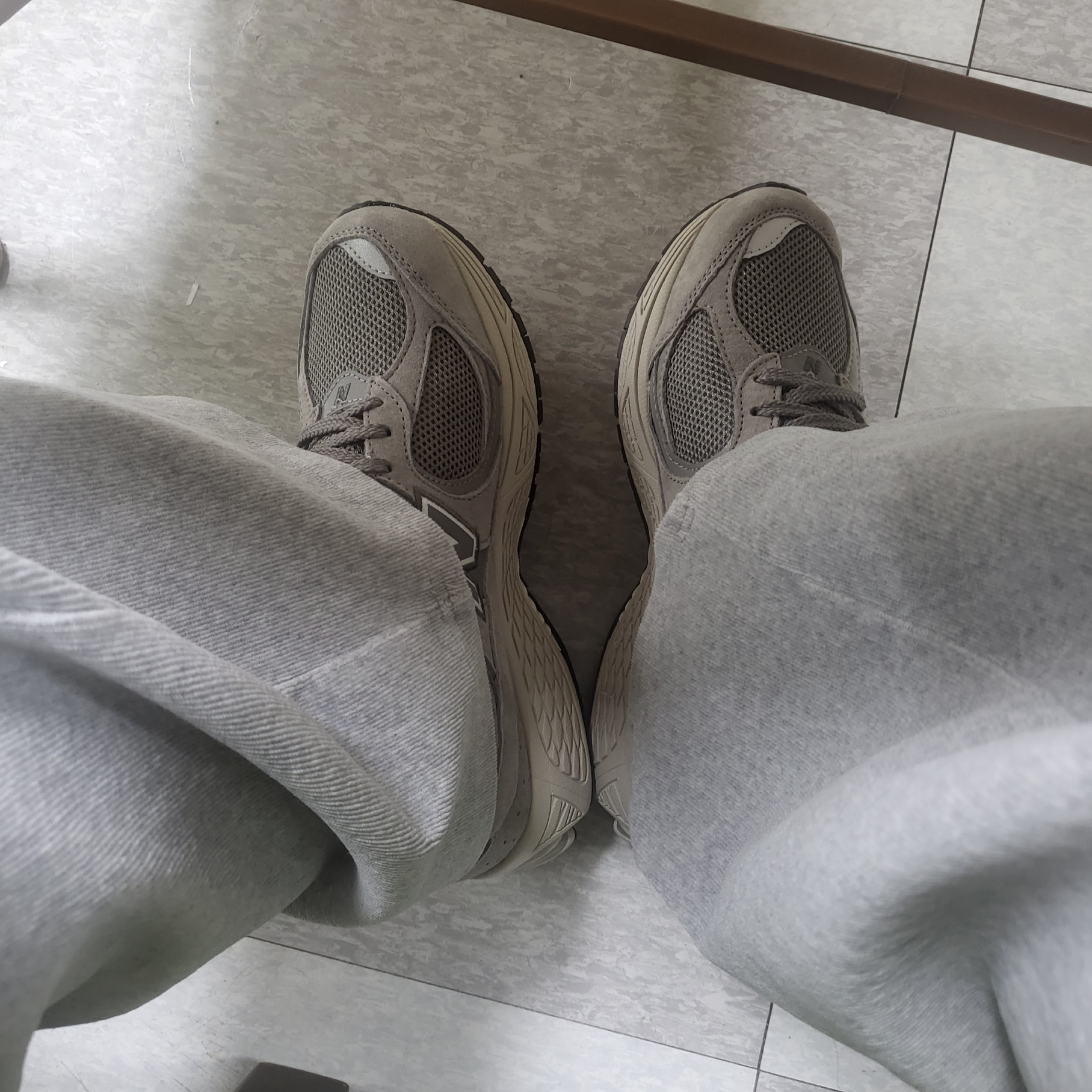 New Balance 2002R Grey 착용 스타일