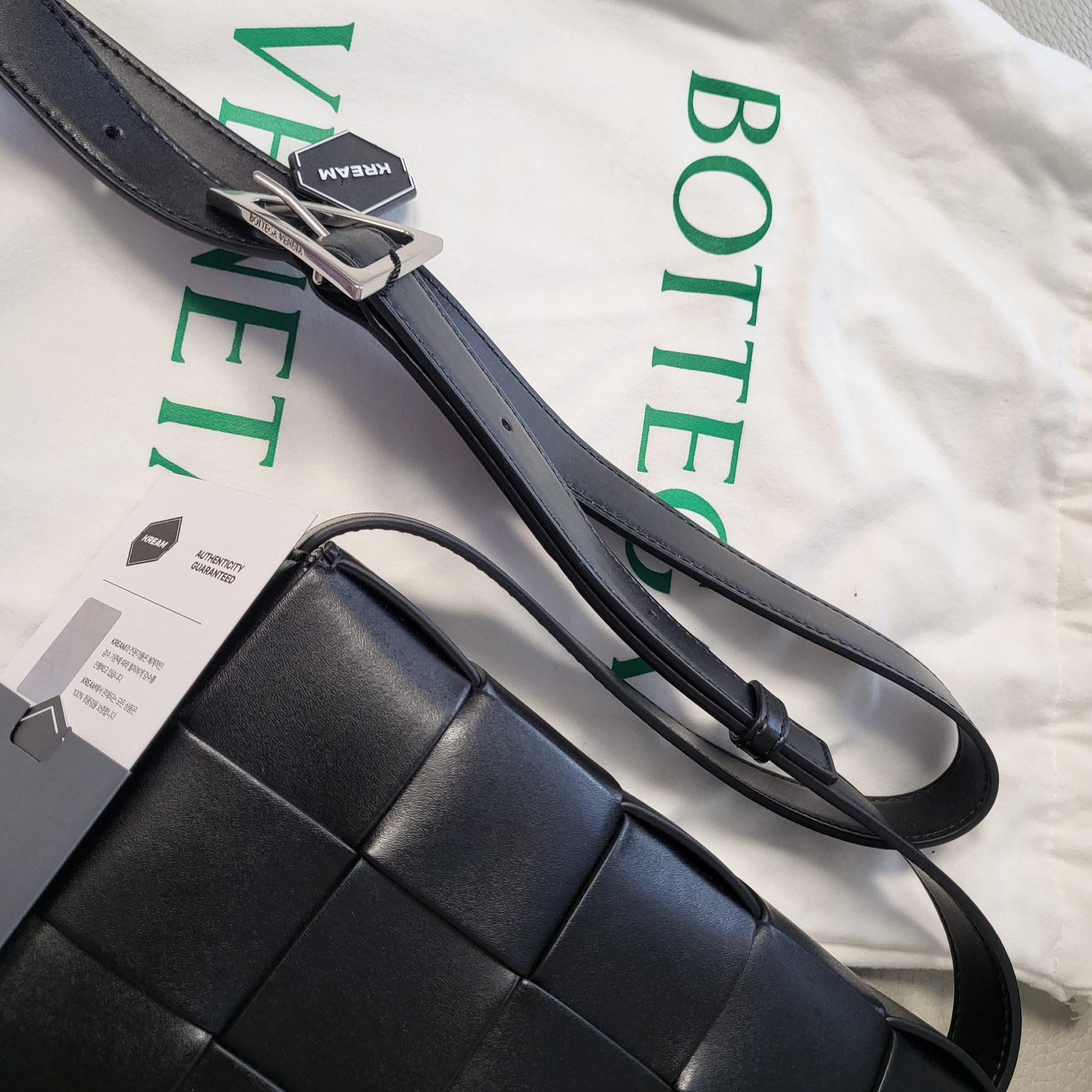 Bottega Veneta Urban Leather Crossbody Cassette Black Silver 착용 스타일 - 1
