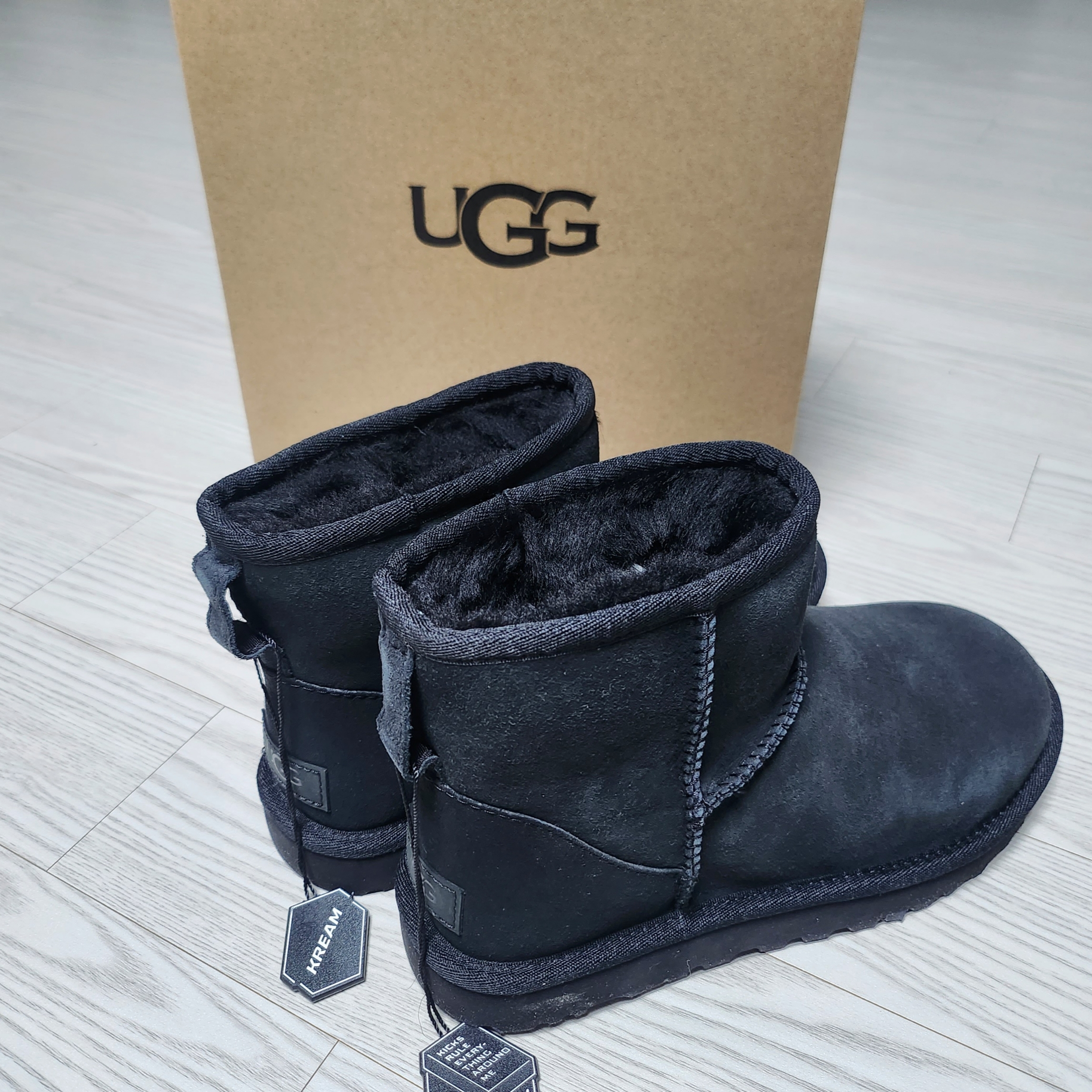 (W) UGG Classic Mini II Boots Black 착용 스타일