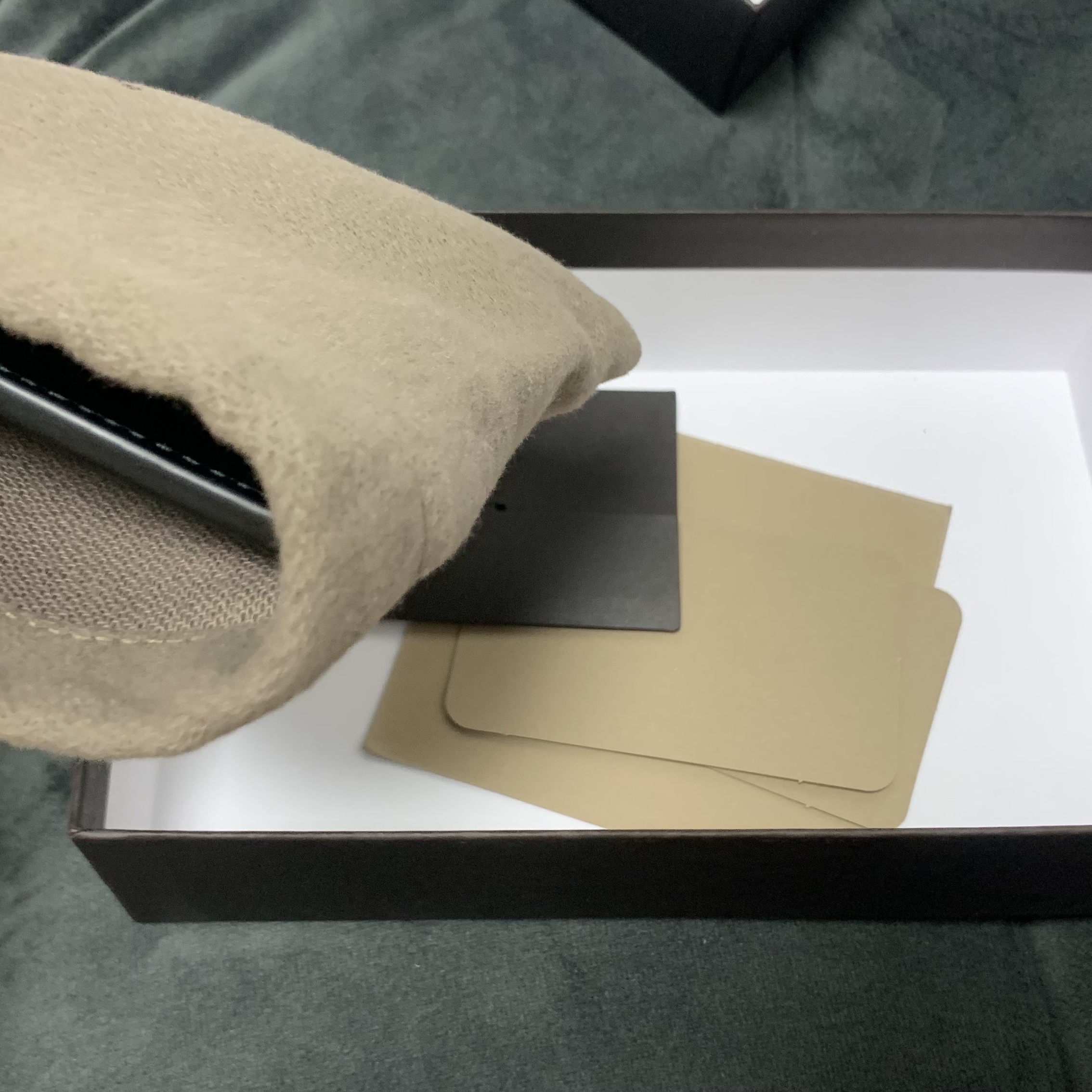 Bottega Veneta Bi-Fold Wallet Black 착용 스타일 - 2