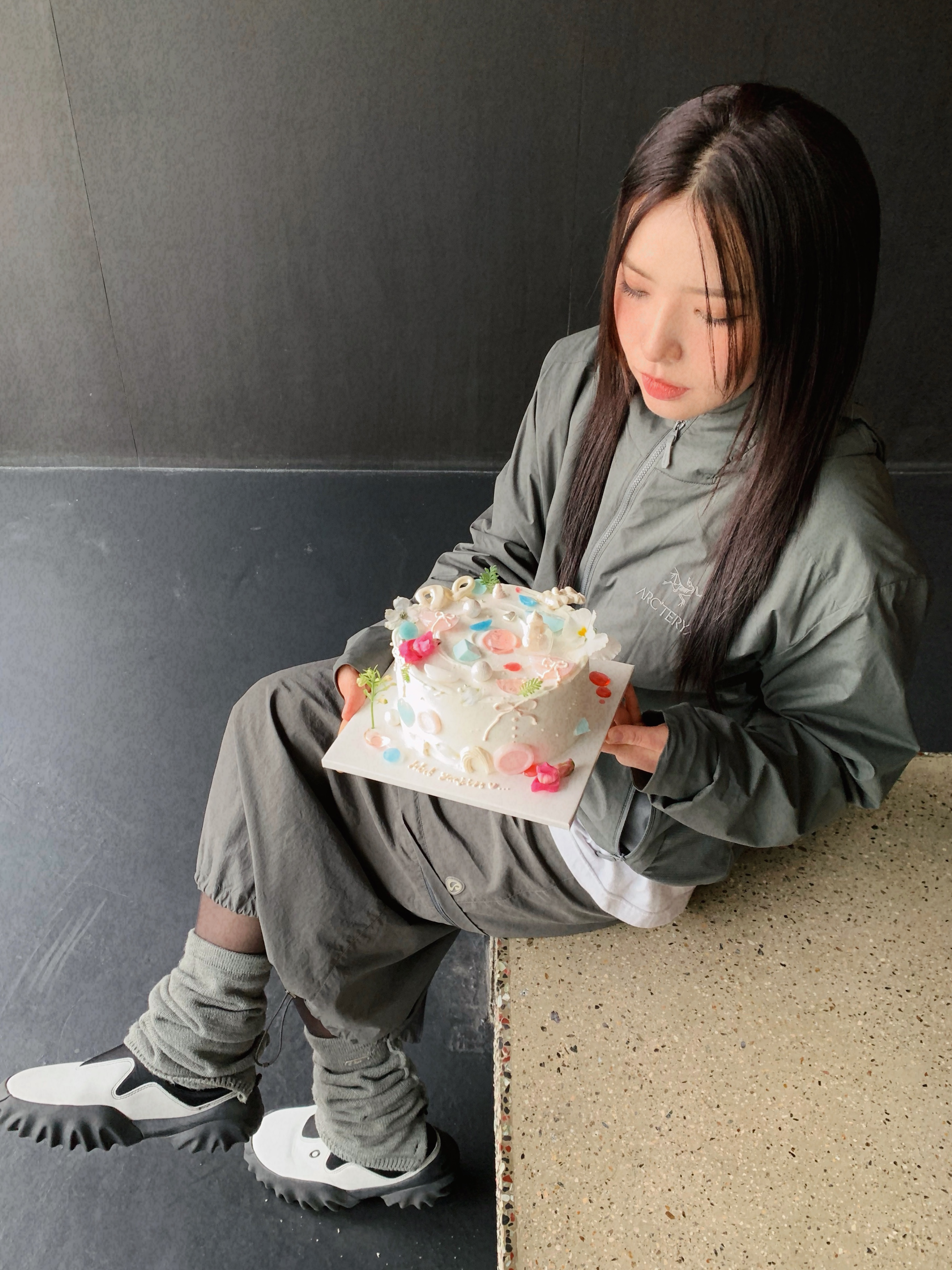 Arc'teryx Atom LT Hoody Black, Oakley Factory Team x Brain Dead x Ssense Chop Saw Mule White 착용 스타일
