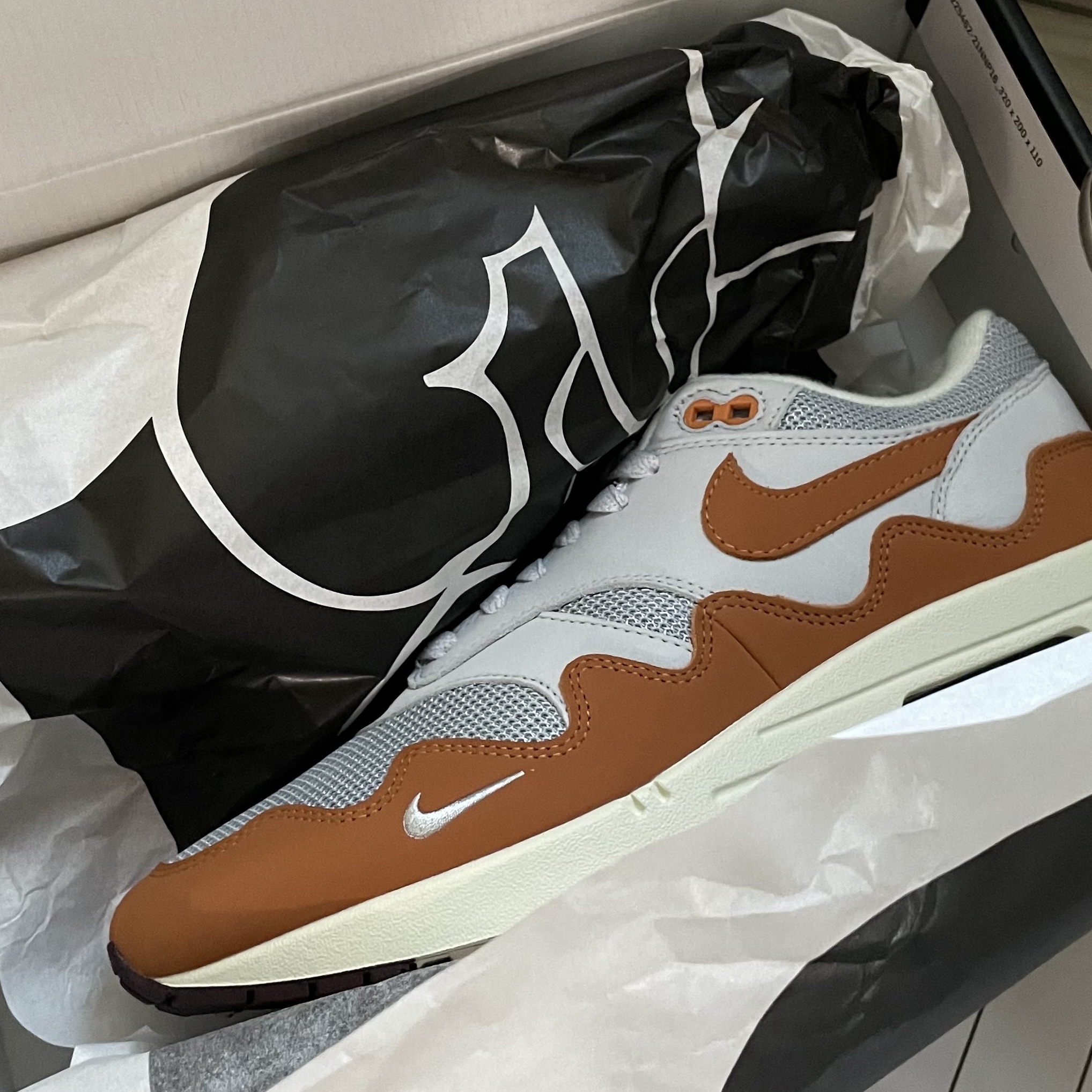 Nike x Patta Air Max 1 Monarch 착용 스타일