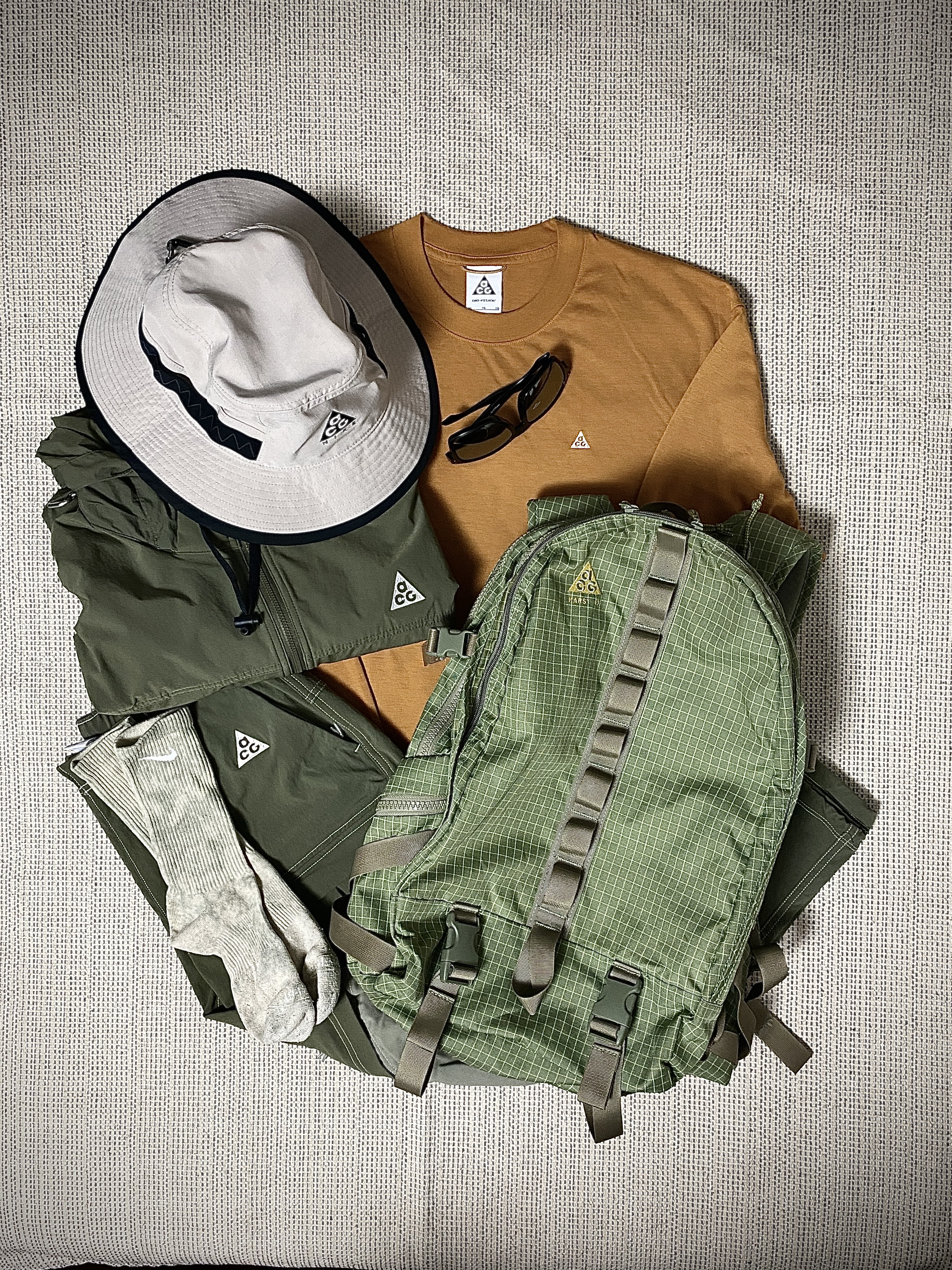 Nike Dri-Fit ACG Goat Rocks Long Sleeve T-Shirt Gold Suede - Asia, Nike ACG Smith Summit Cargo Pants Medium Olive - Asia 착용 스타일 - 3