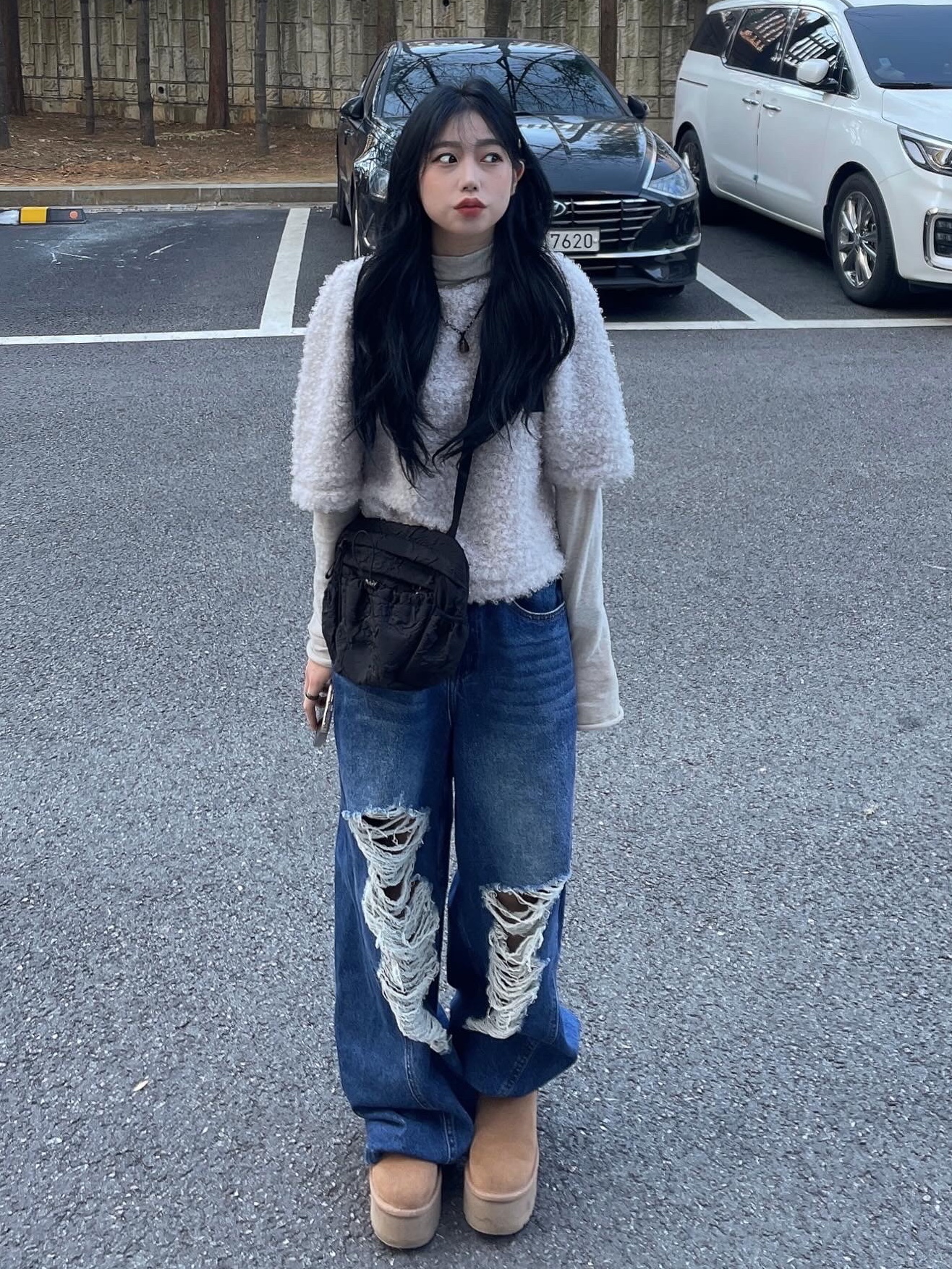 Millo Women Curved Damage Wide Jeans Deep Blue 착용 스타일 - 2
