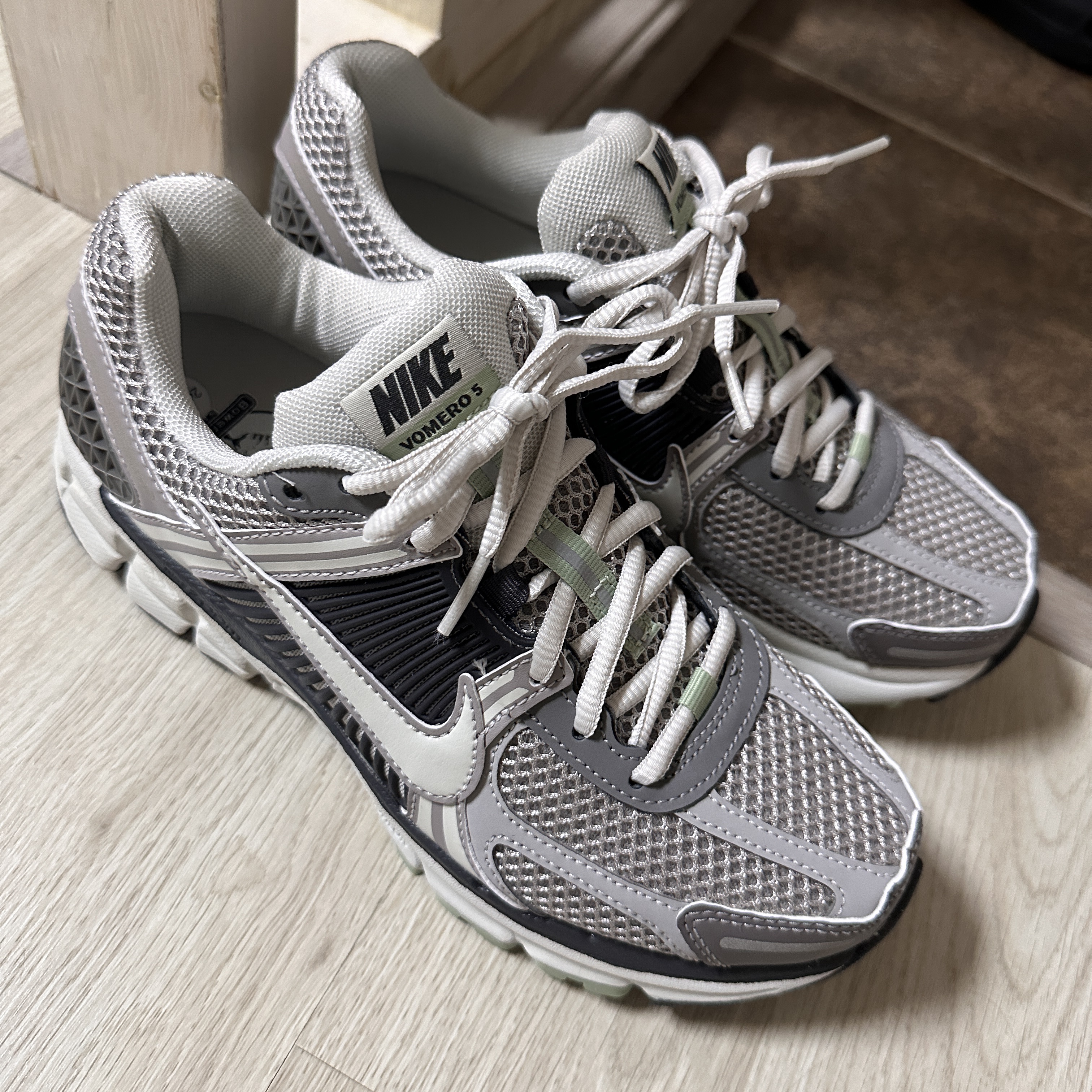 (W) Nike Zoom Vomero 5 Cobblestone and Flat Pewter 착용 스타일