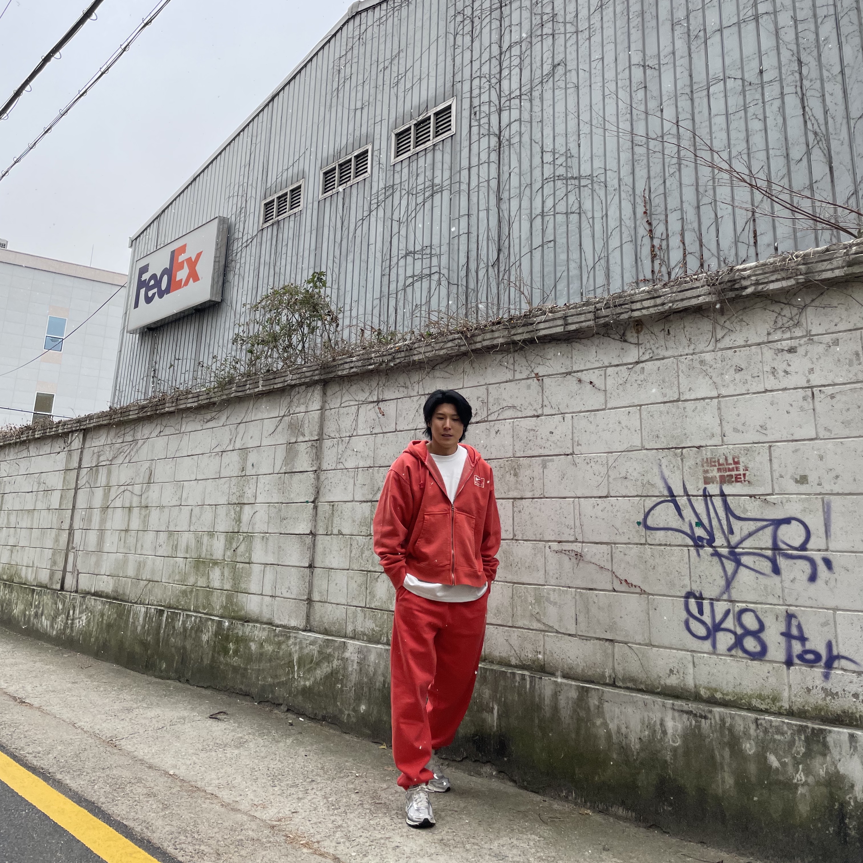 Nike x Stussy Pigment Dyed Fleece Pants Habanero Red (FJ9157-642), Nike x Stussy Full Zip Pigment Dyed Fleece Hoodie Habanero Red (FJ9161-642) 착용 스타일 - 2