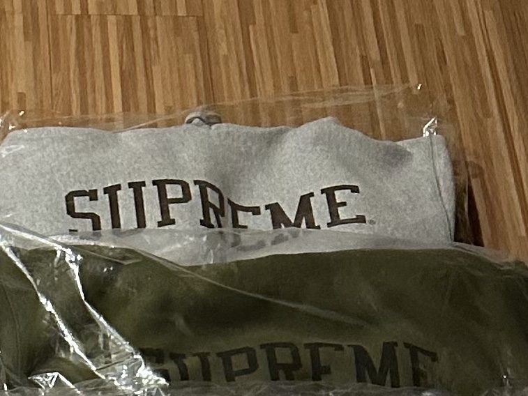Supreme Varsity Hooded Sweatshirt Heather Grey - 23FW, Supreme Varsity Hooded Sweatshirt Dark Olive - 23FW 착용 스타일