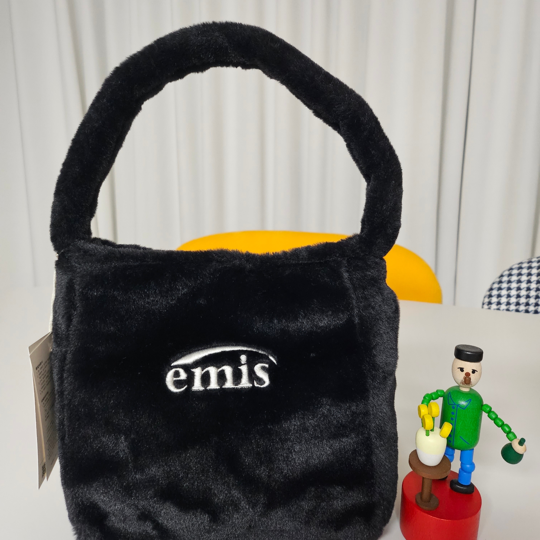 Emis New Logo Fur Bag Black - Renewal Ver. 착용 스타일