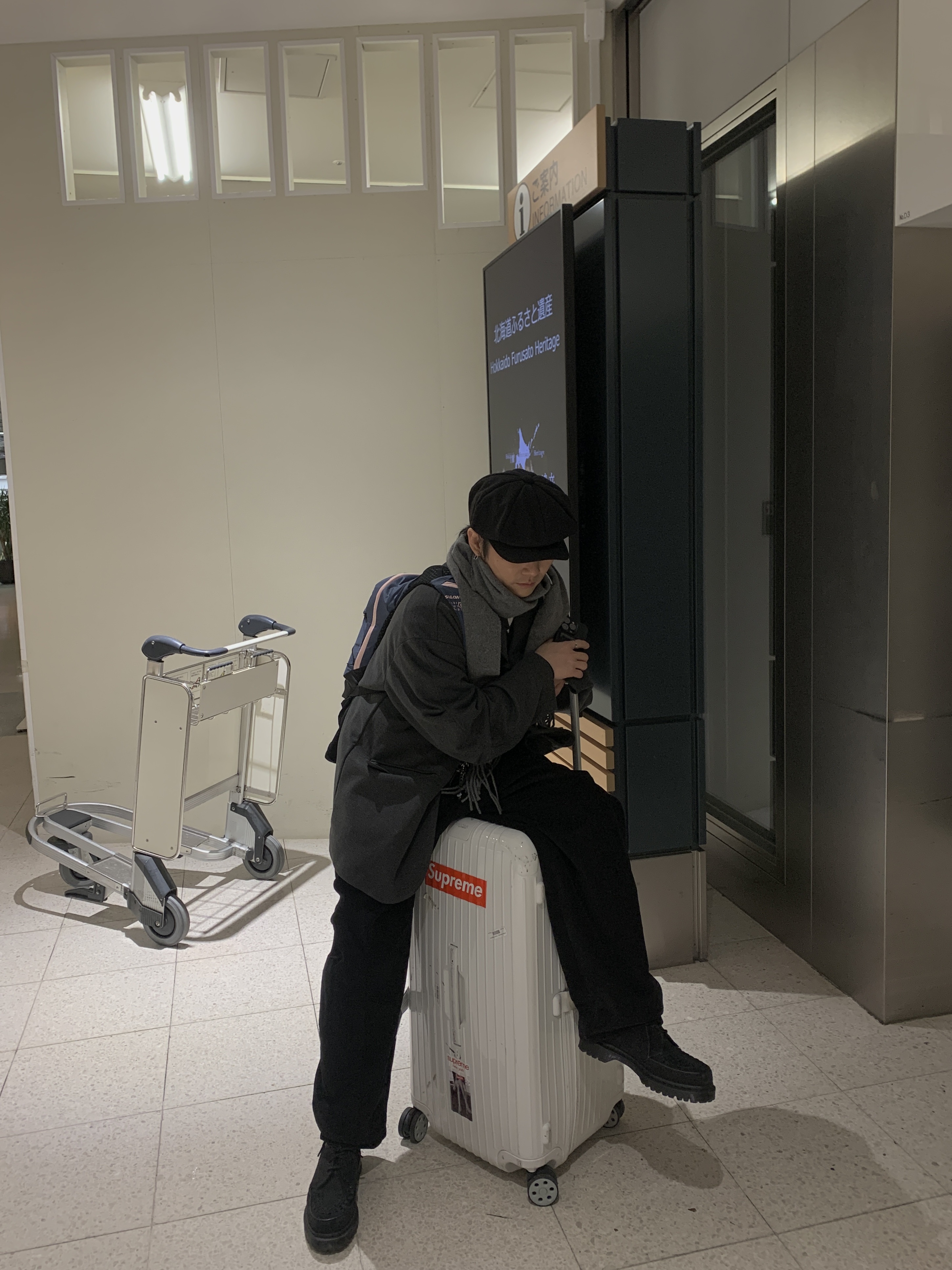 Acne Studios Wool Fringe Muffler Grey Melange, Rimowa Essential Trunk Plus Polycarbonate White Gloss 착용 스타일 - 1