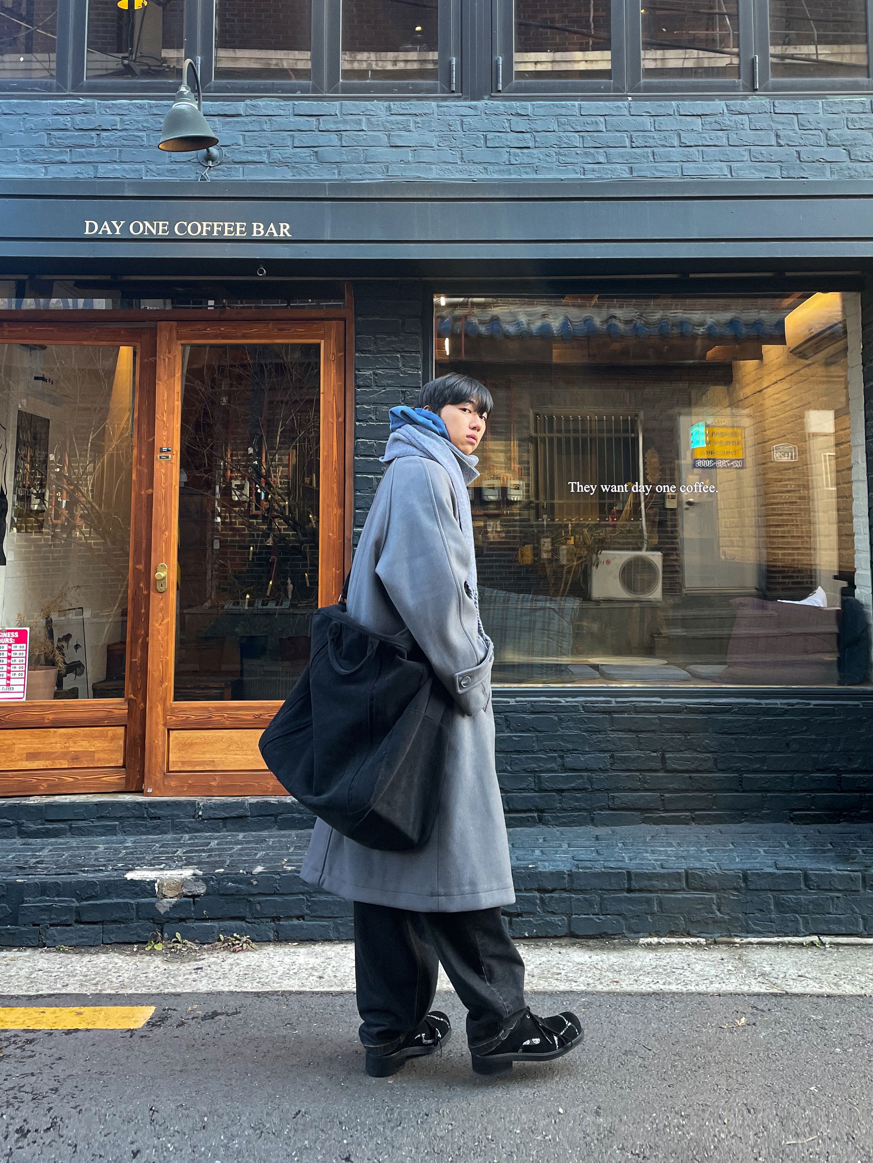 Farfromwhat Far Parachute Big Bag Black 착용 스타일 - 4