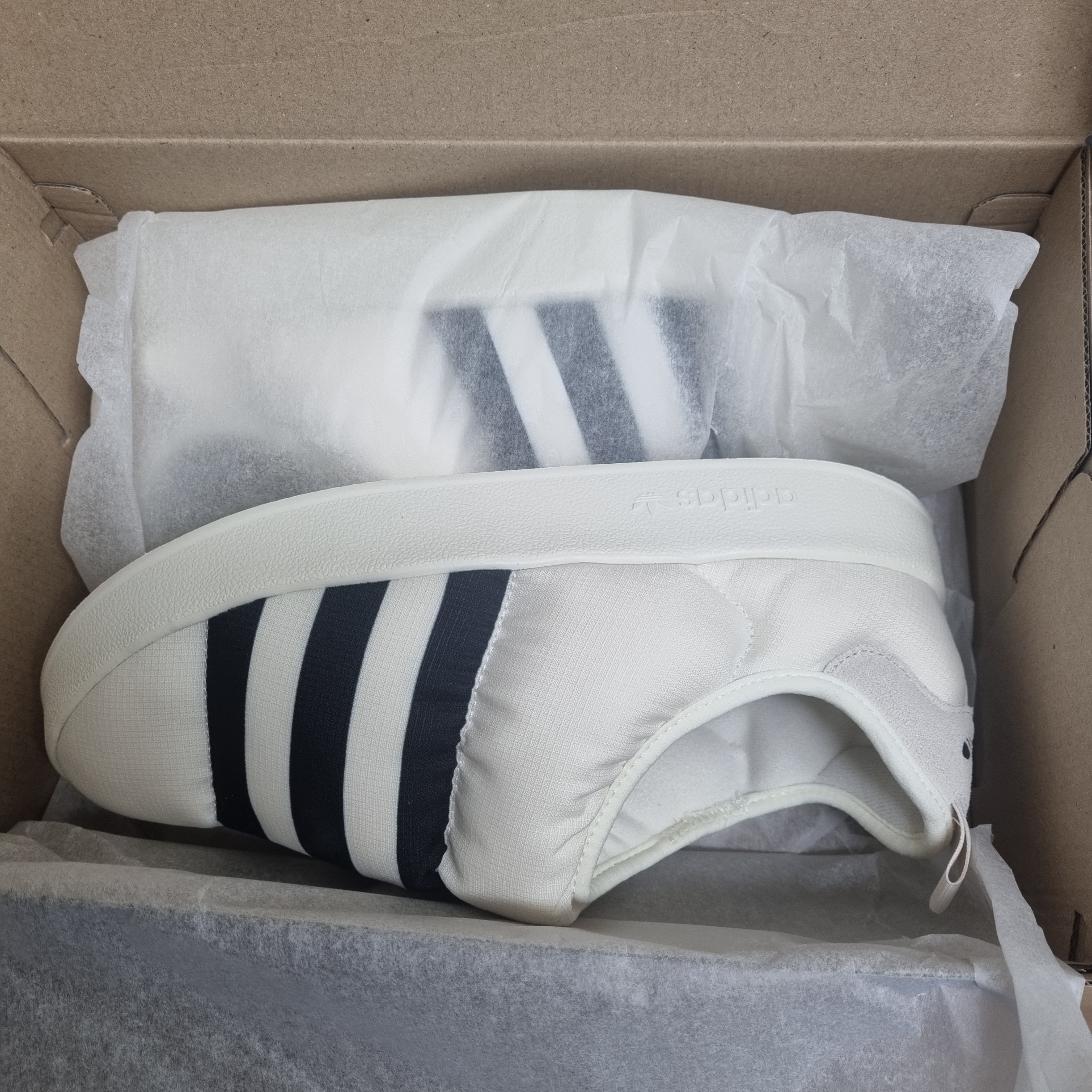 Adidas Puffylette Off White 착용 스타일