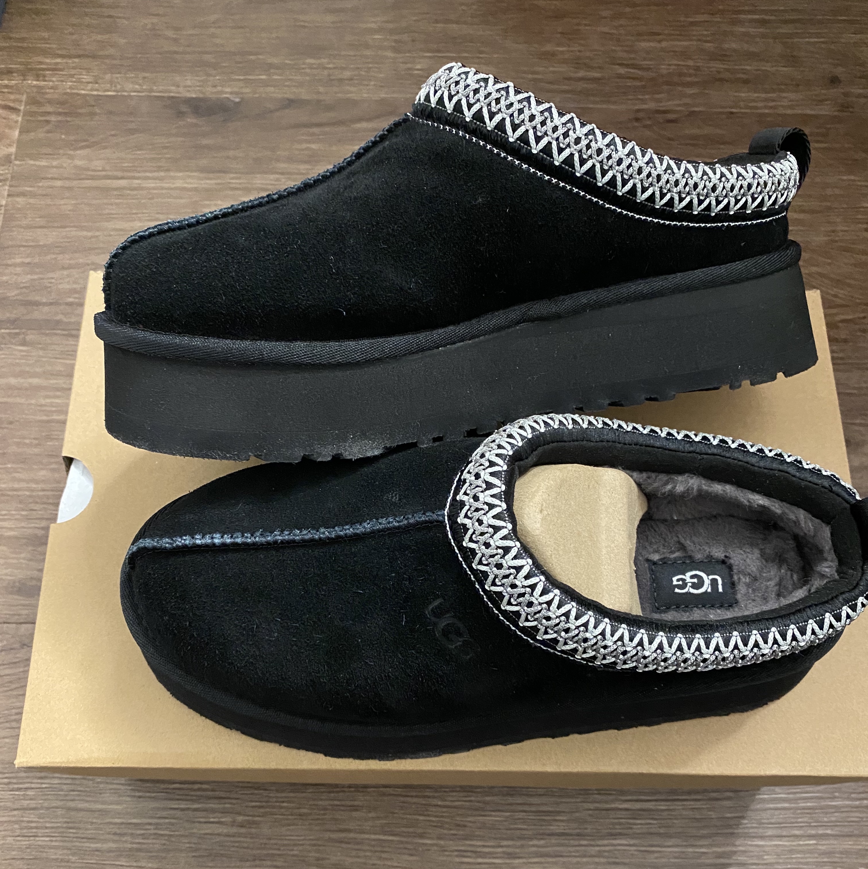 (W) UGG Tazz Slipper Black 착용 스타일