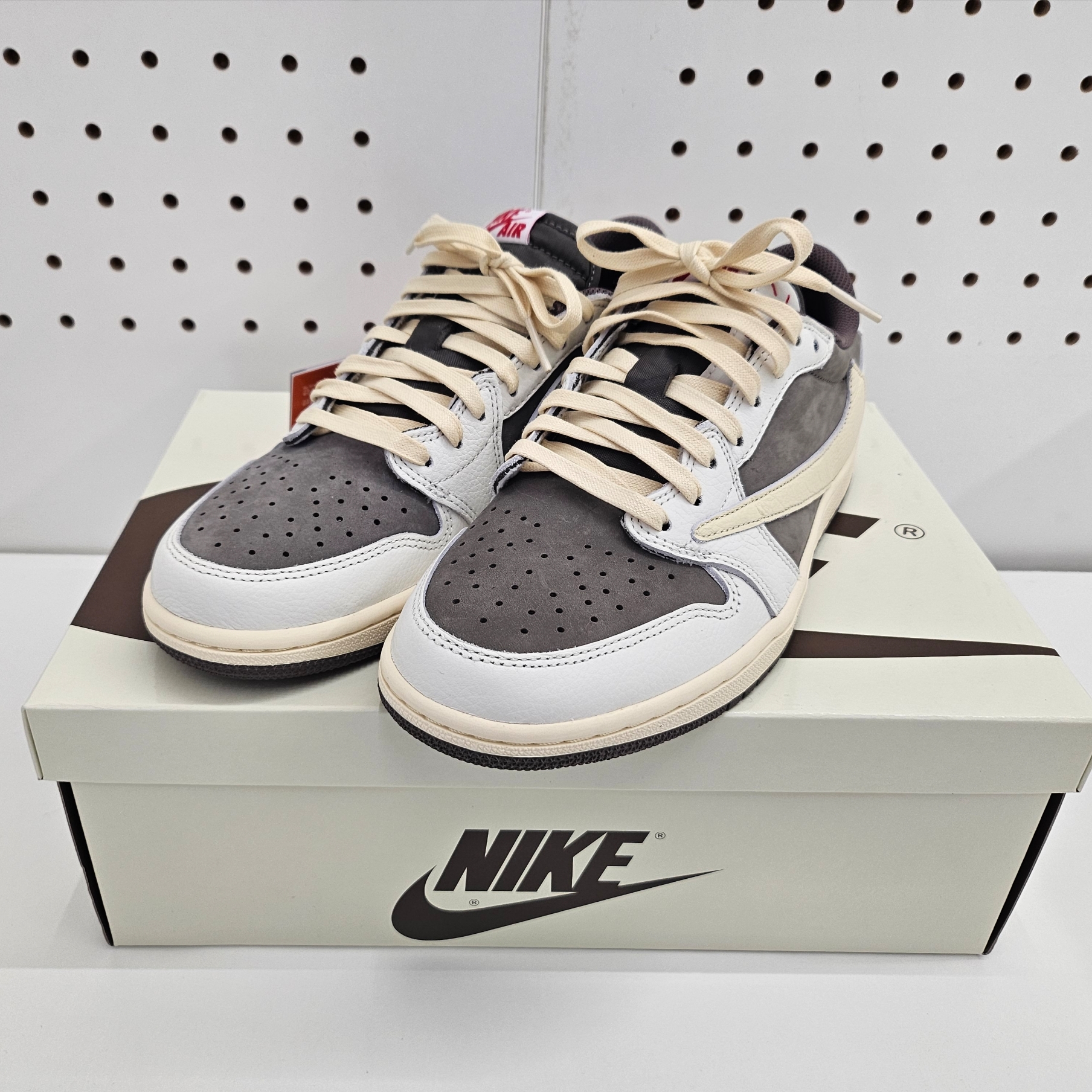 Jordan 1 x Travis Scott Retro Low OG SP Sail and Ridgerock 착용 스타일