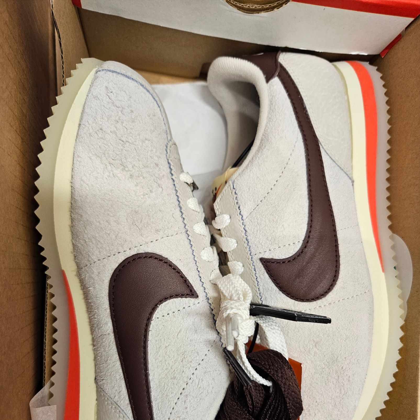 (W) Nike Cortez 23 Orewood Brown and Earth 착용 스타일 - 4