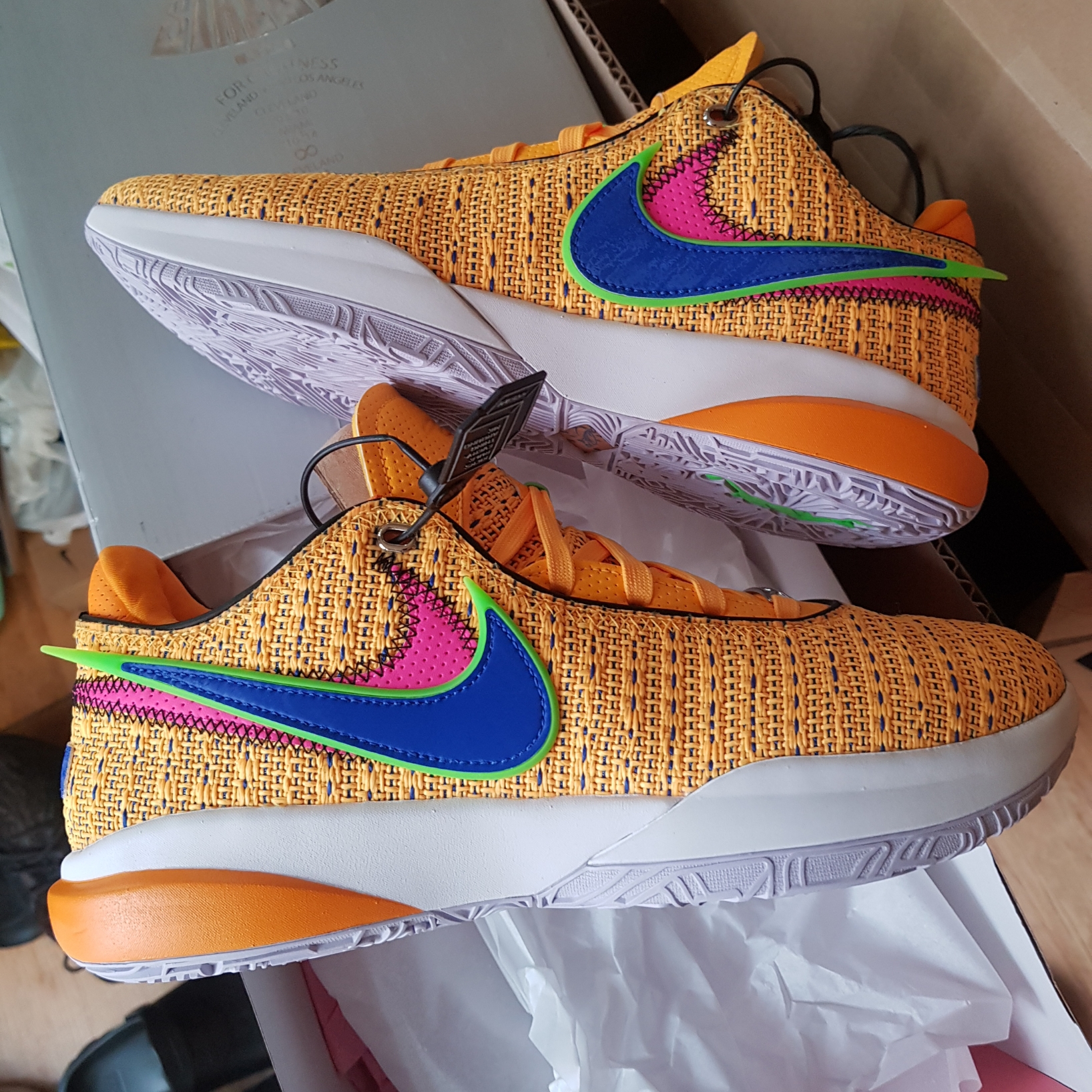 Nike LeBron XX EP Laser Orange Racer Blue 착용 스타일