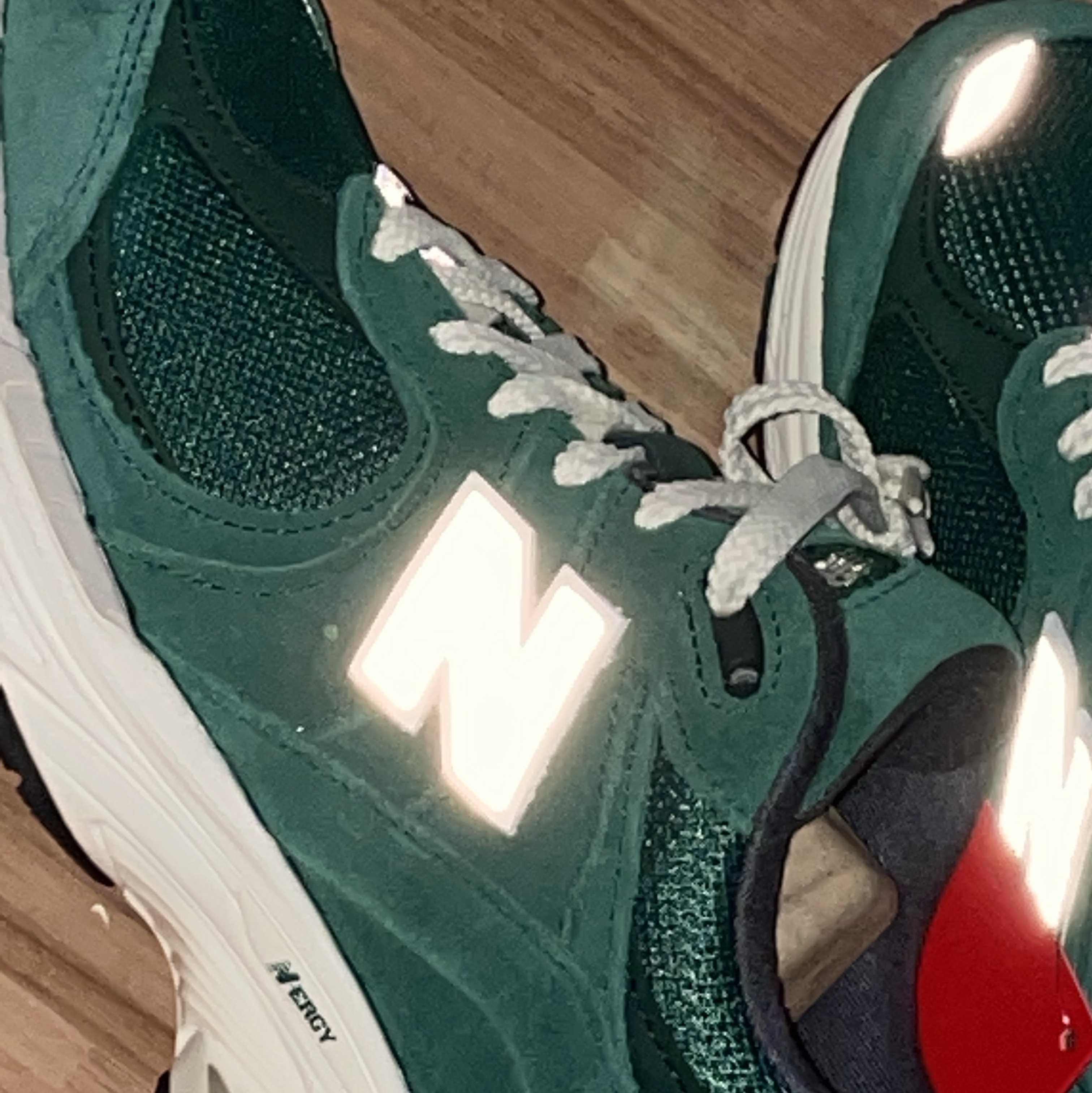 New Balance 2002R Nightwatch Green 착용 스타일