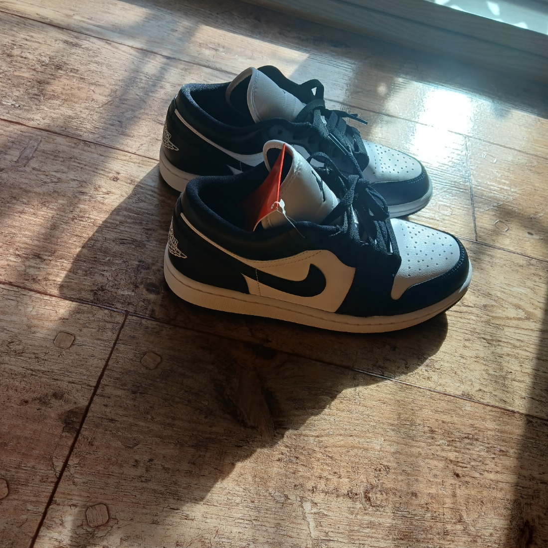 (W) Jordan 1 Low Black and White, Nike x Drake Nocta Fleece Pants University Gold - US/EU 착용 스타일 - 1